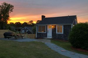 Alquiler Vacacional - Quaint cottage 100 steps from the Beach