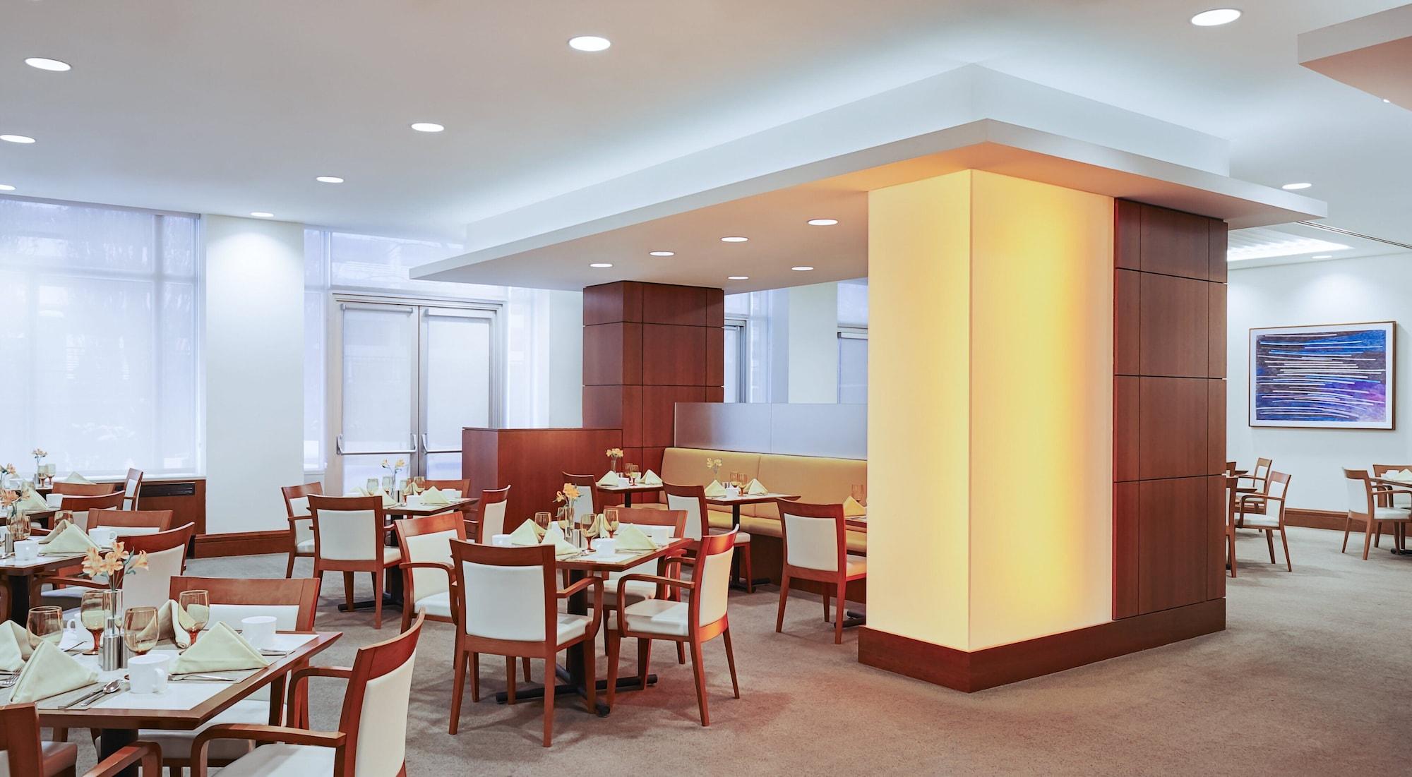 Restaurant InterContinental Suites Hotel Cleveland by IHG