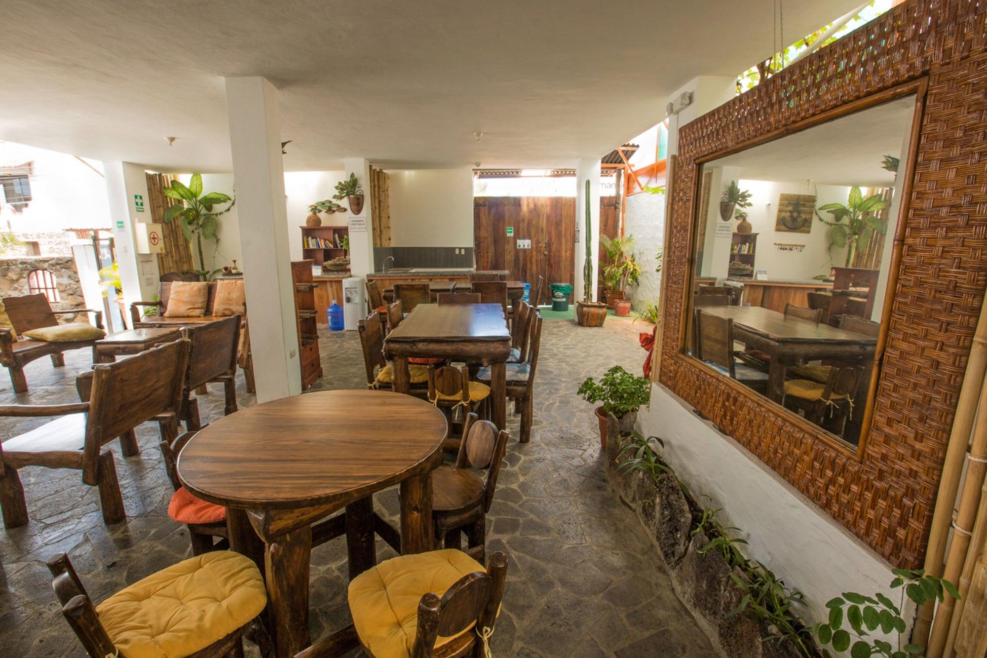 Bar/Salón Galapagos Dreams