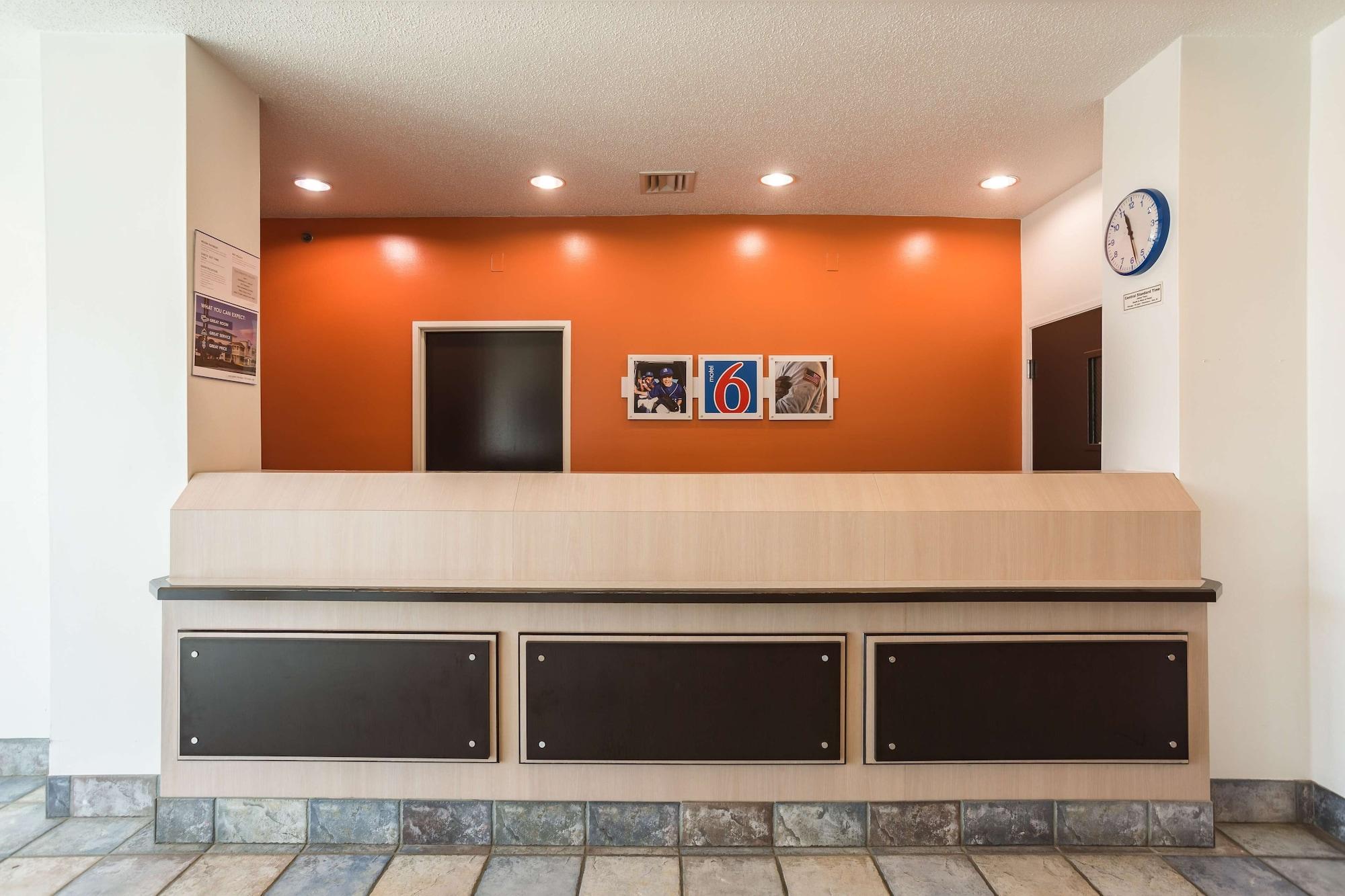 Vista Lobby Motel 6 Dale, IN