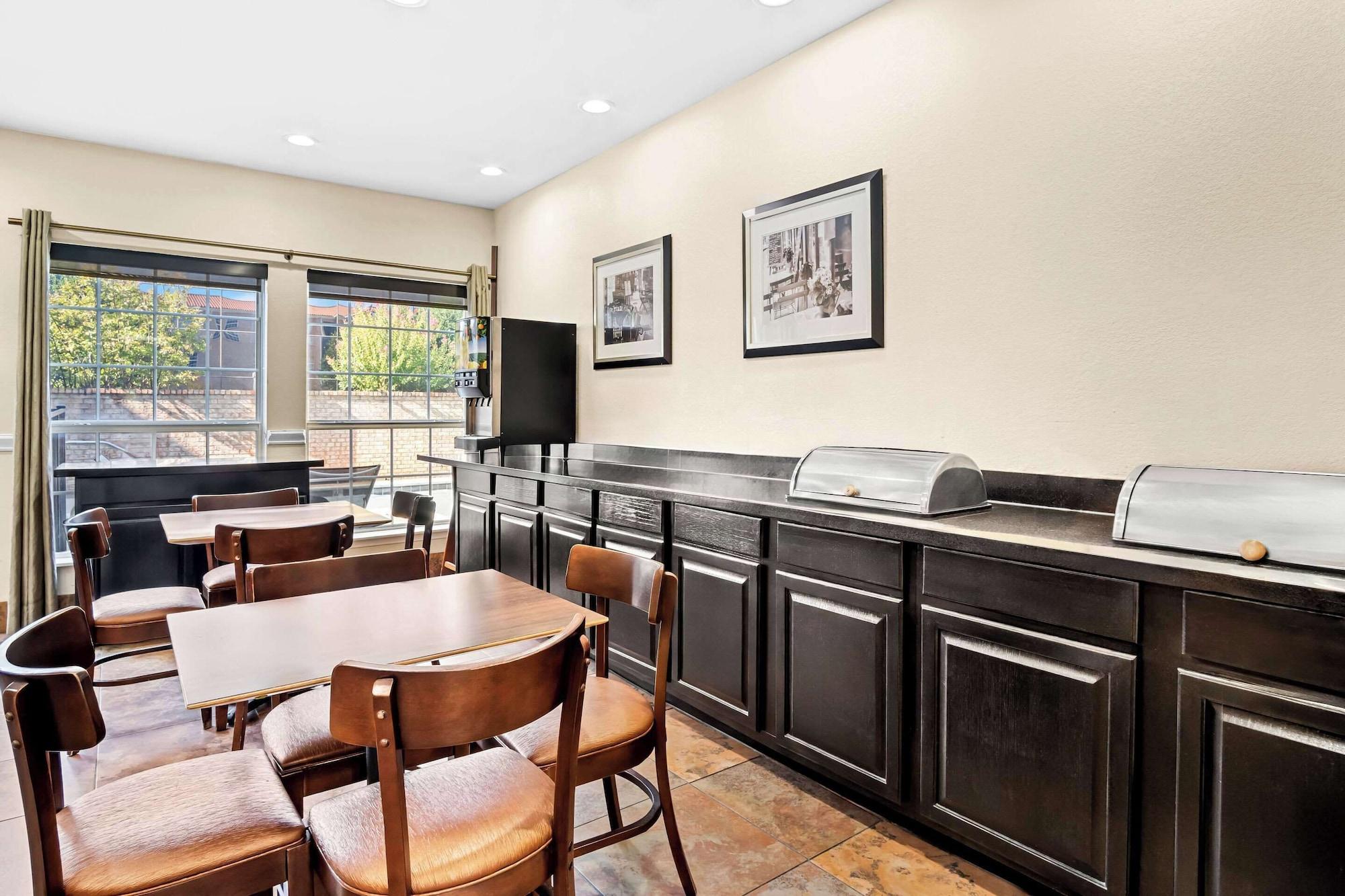 Restaurant MainStay Suites Addison-Dallas
