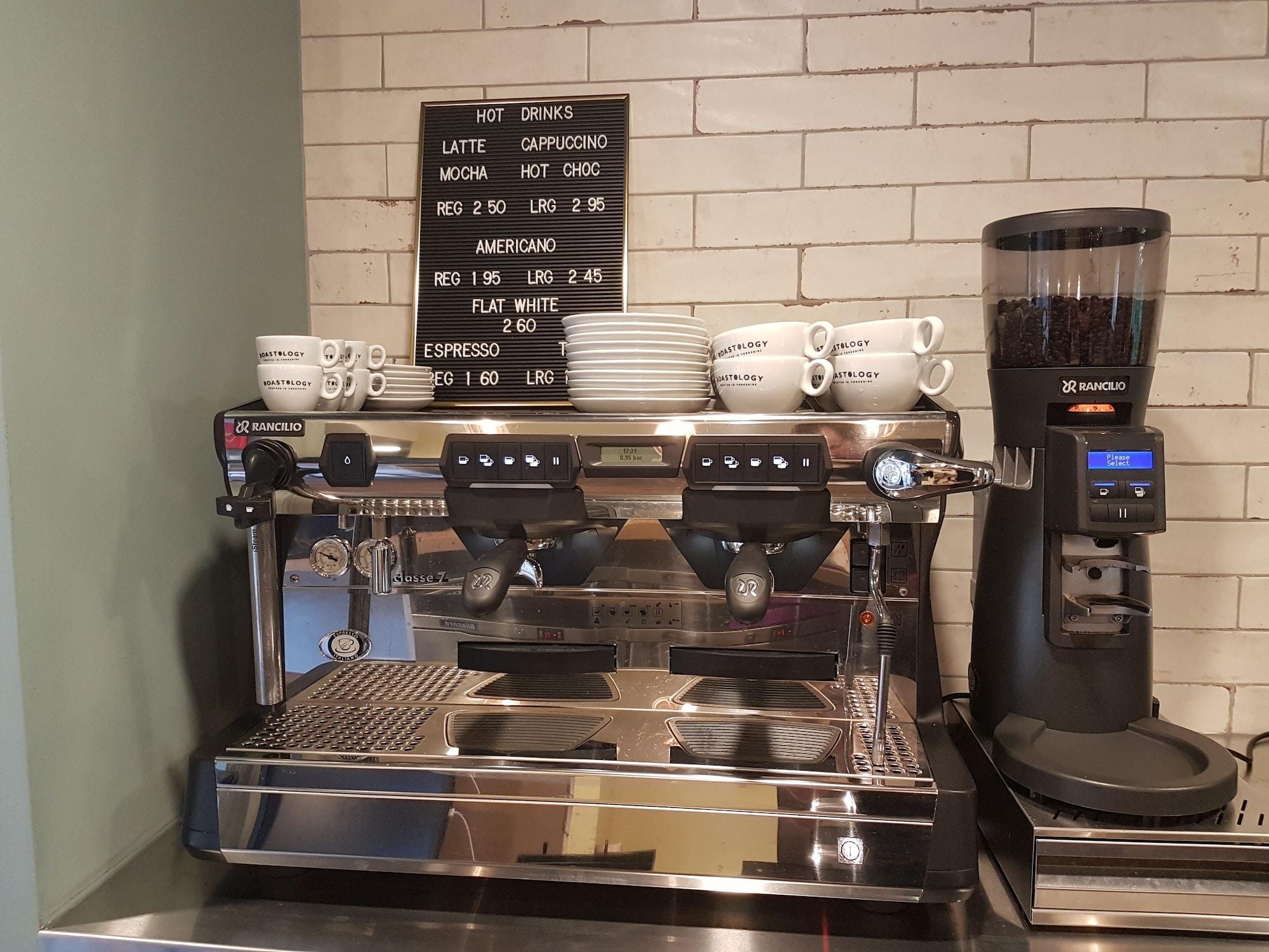 Bar/Salón Jonas Hotel