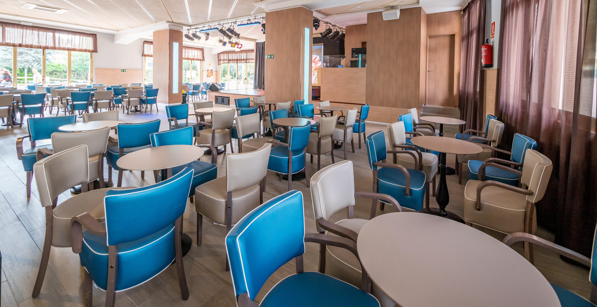 Bar/Salón Golden Avenida Family Suites