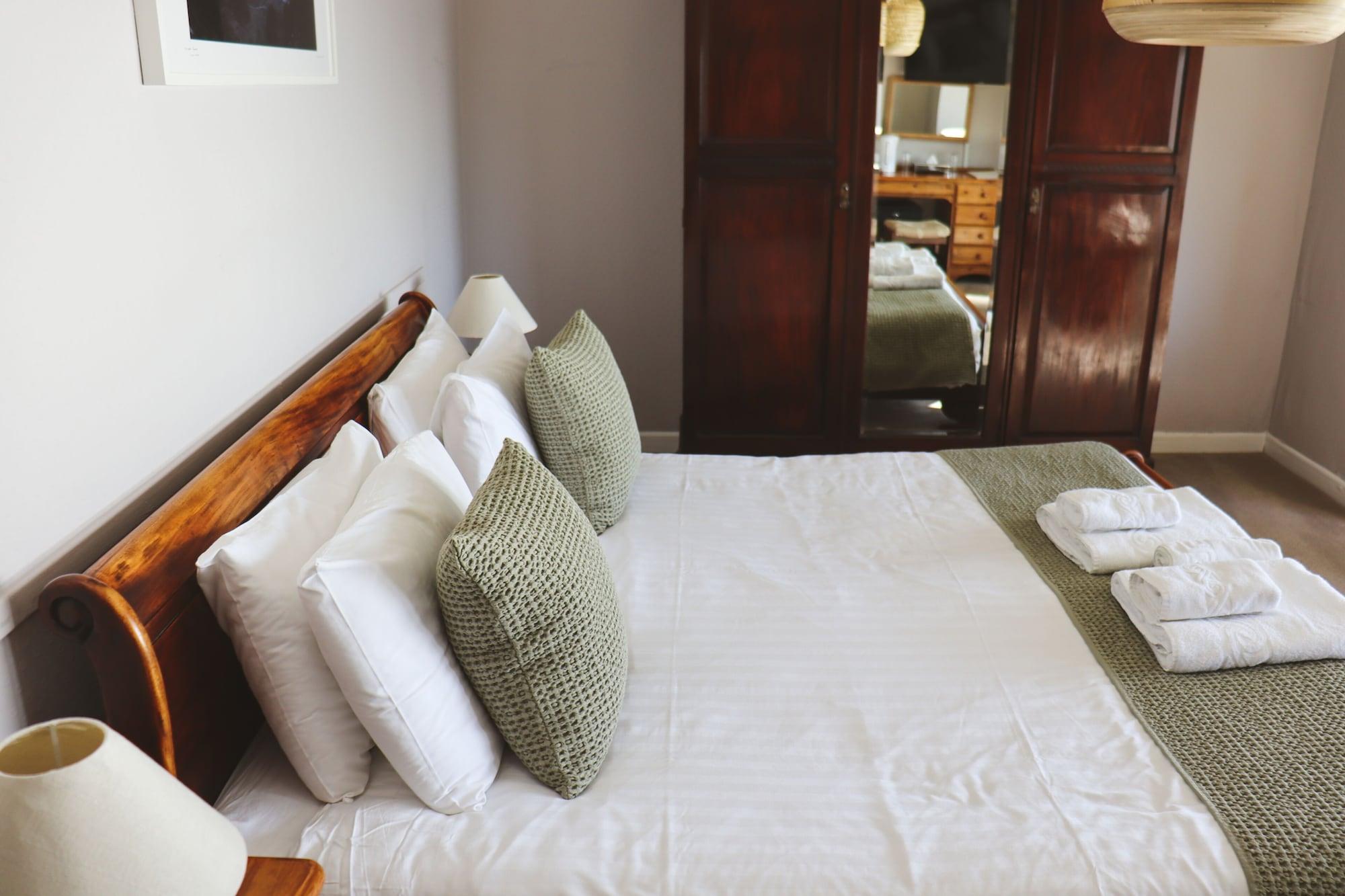 Varios Housel Bay Hotel