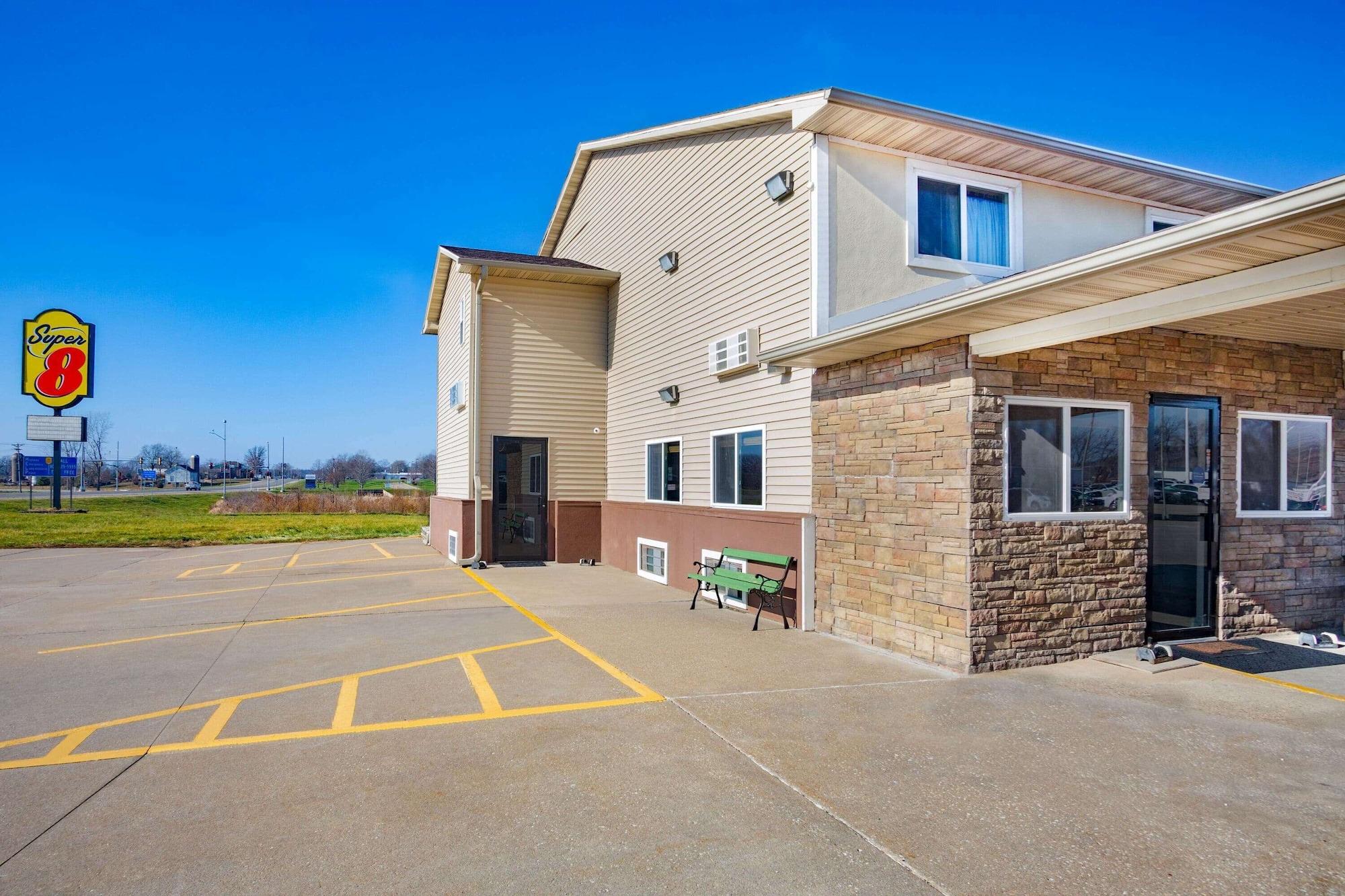 Vista Exterior Super 8 by Wyndham Fort Madison