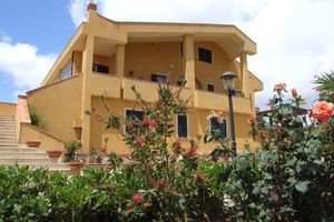 Alojamiento - B b S Elia Villa Surrounded by Greenery Inside the Historic Dubini Park