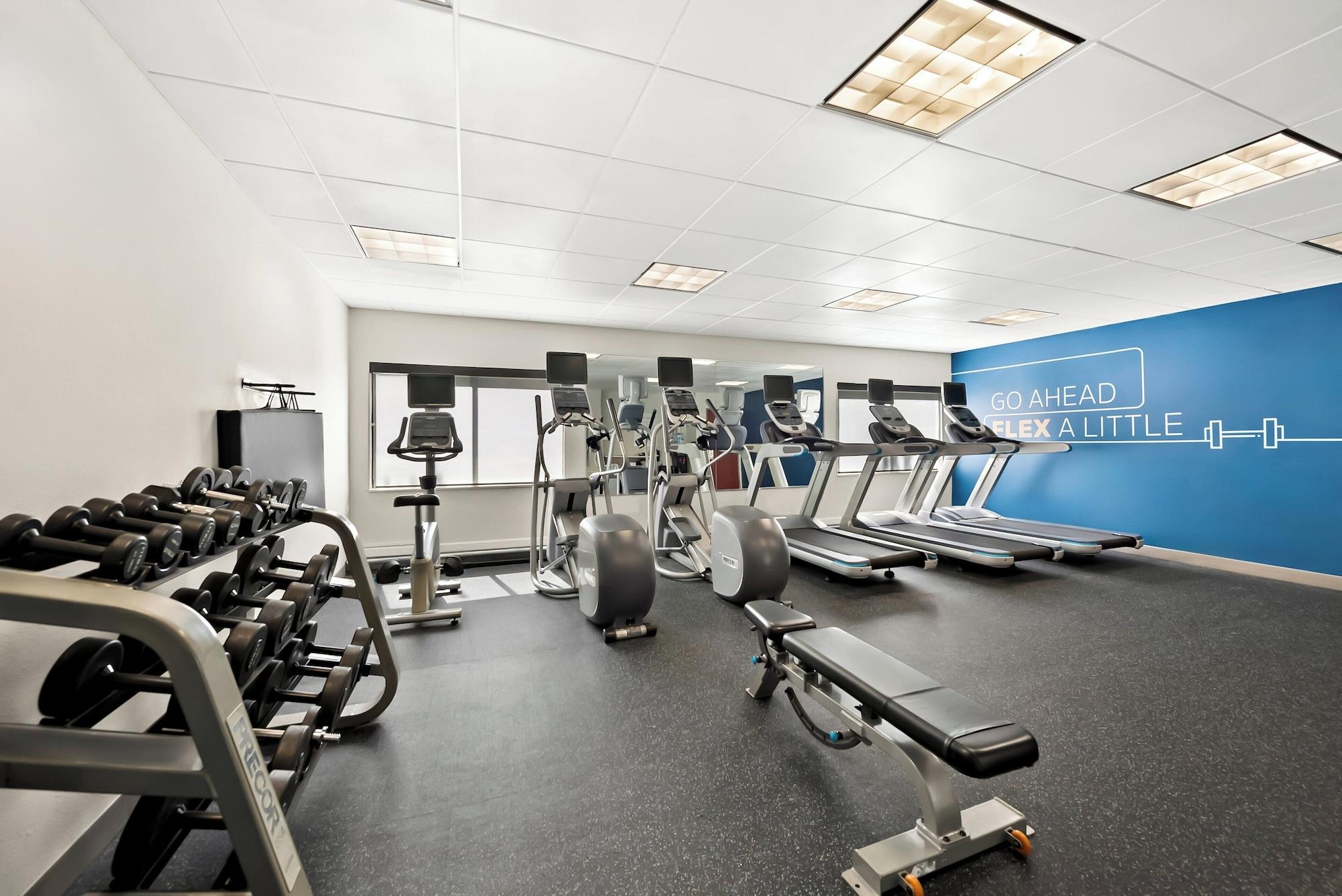 Gimnasio Holiday Inn Express & Suites Raleigh NE - Medical Ctr Area by IHG