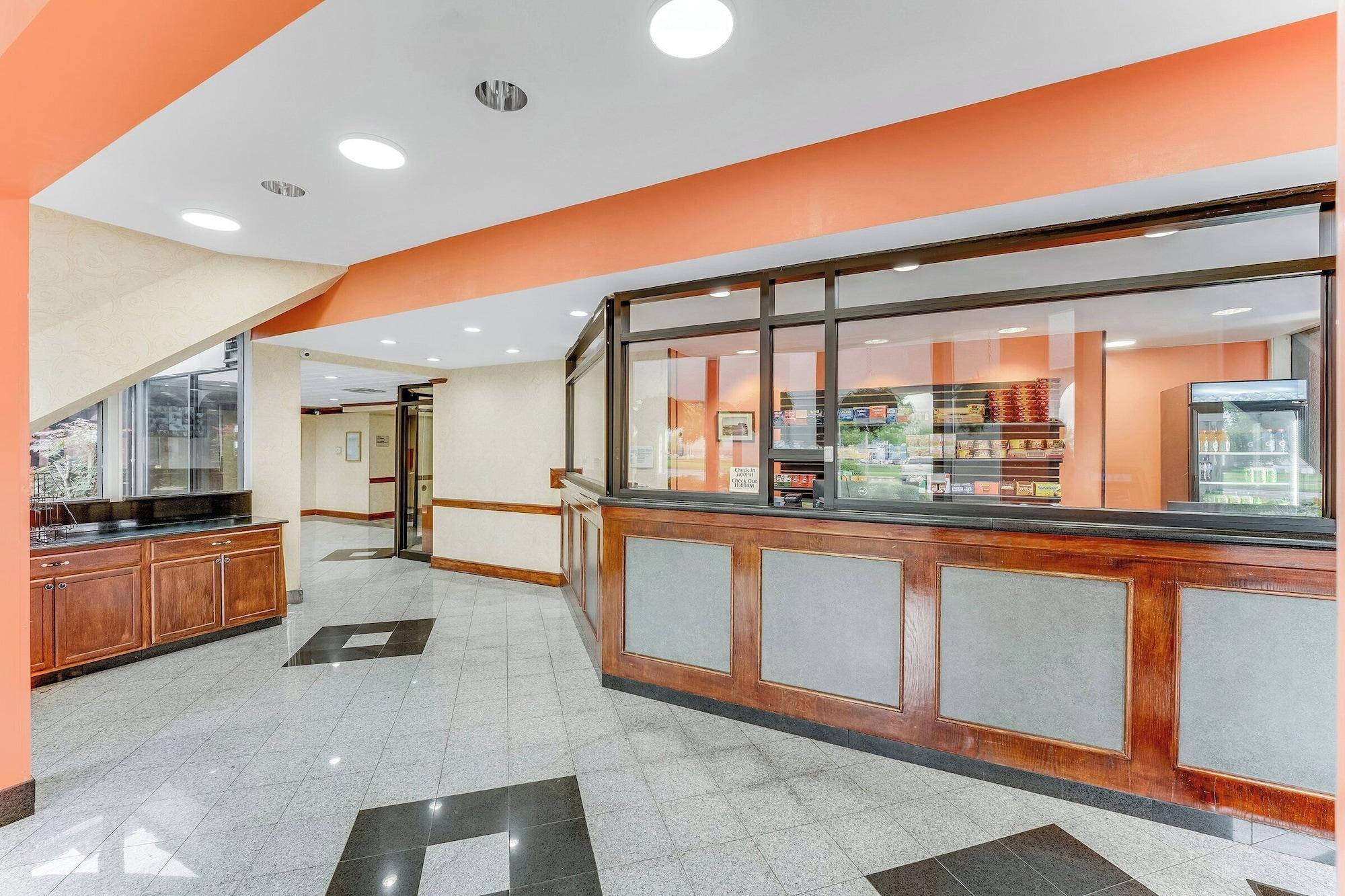 Vista Lobby Red Carpet Inn & Suites