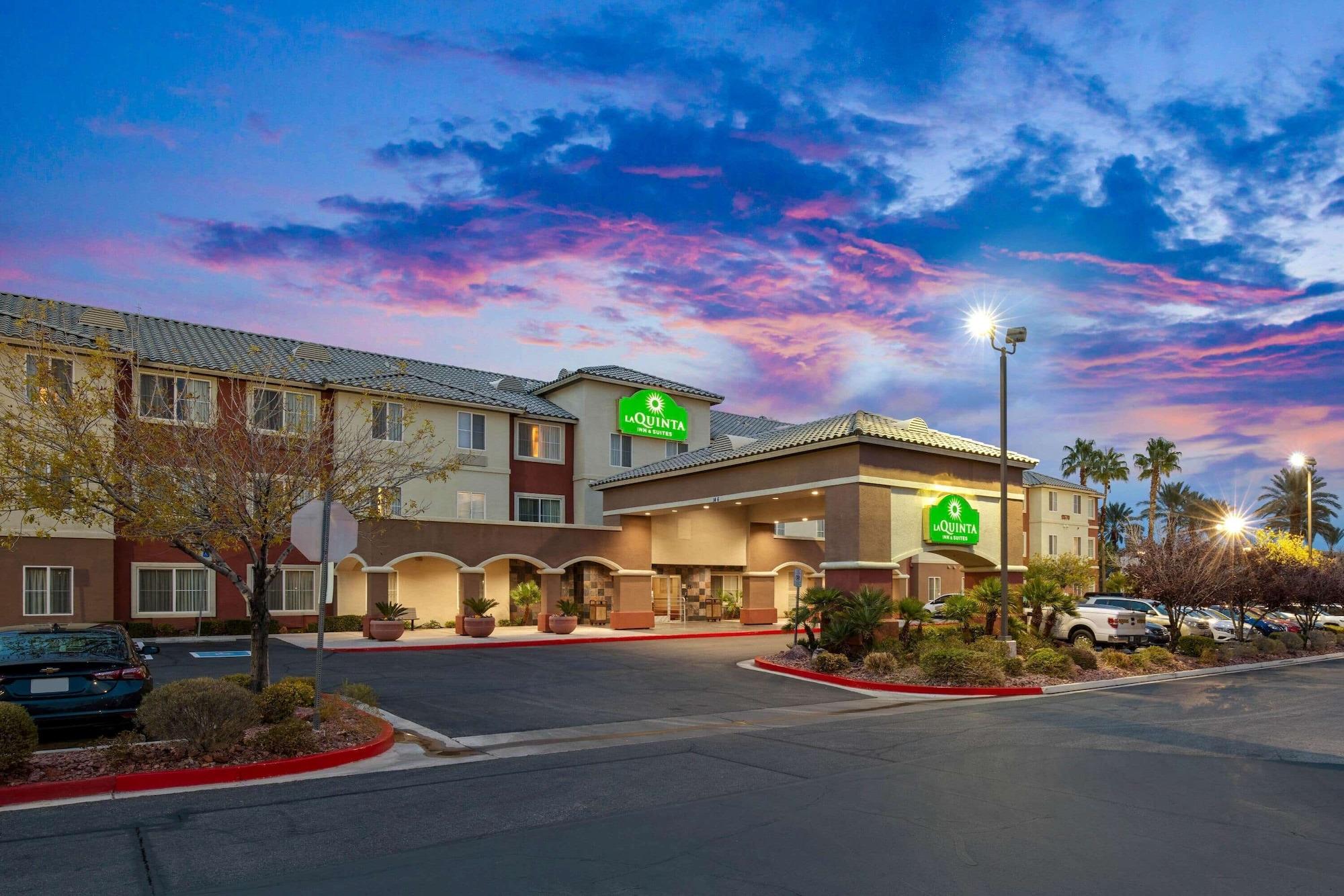 Vista Exterior La Quinta Inn & Suites by Wyndham Las Vegas Red Rock