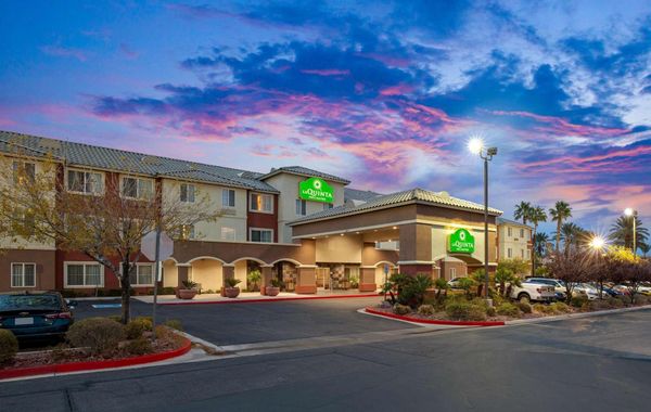 La Quinta Inn & Suites by Wyndham Las Vegas Red Rock - Hoteles 3 estrellas en Las Vegas, Nevada