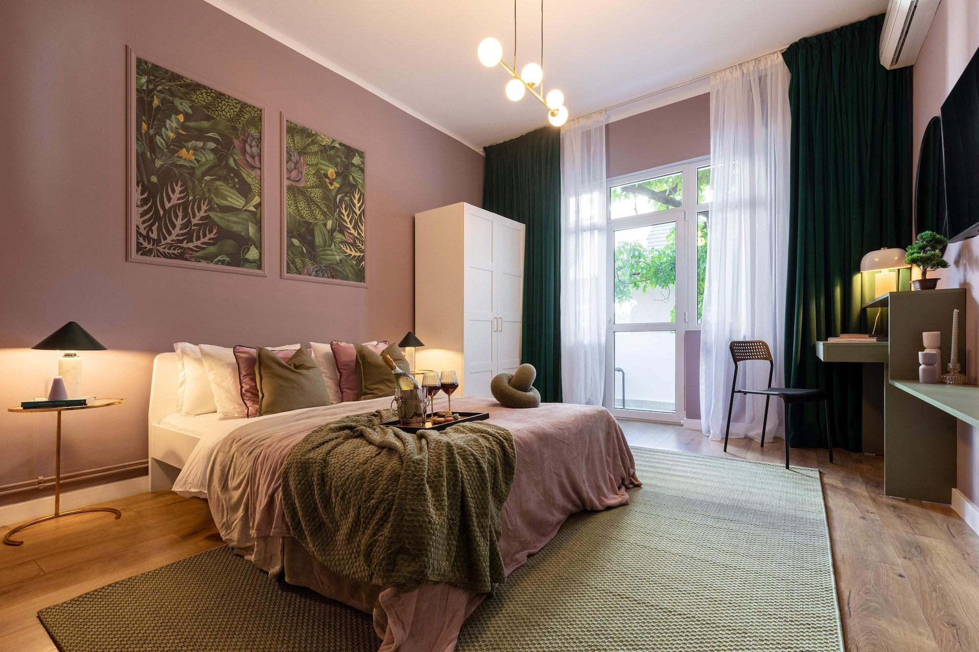 Varios Delightful University Square 1BR, Balcony Church Views