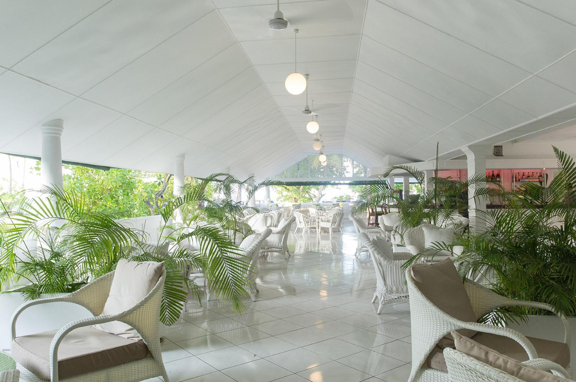 Bar/Salón Equator Village Resort