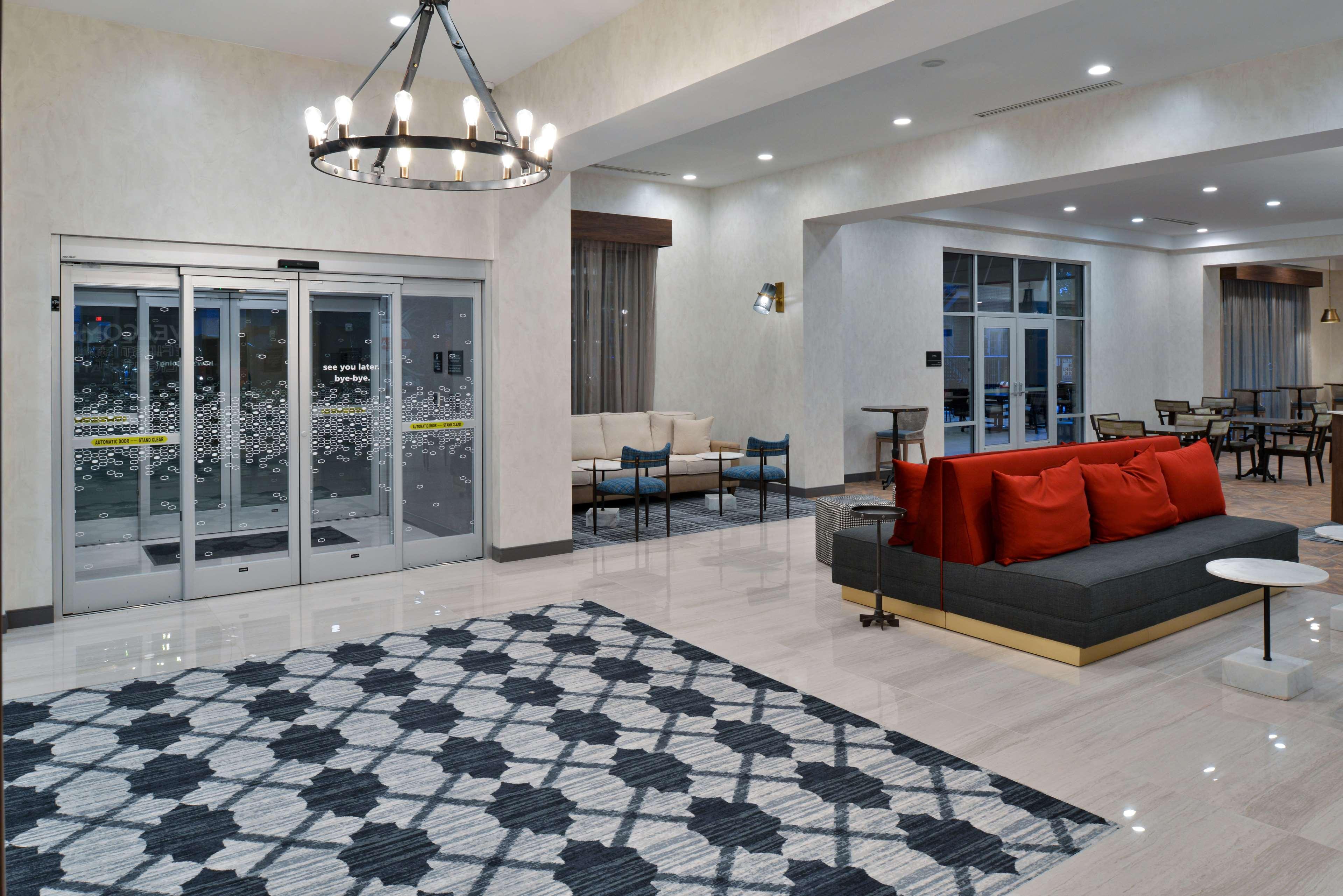 Vista Lobby Hampton Inn & Suites Greensboro Downtown