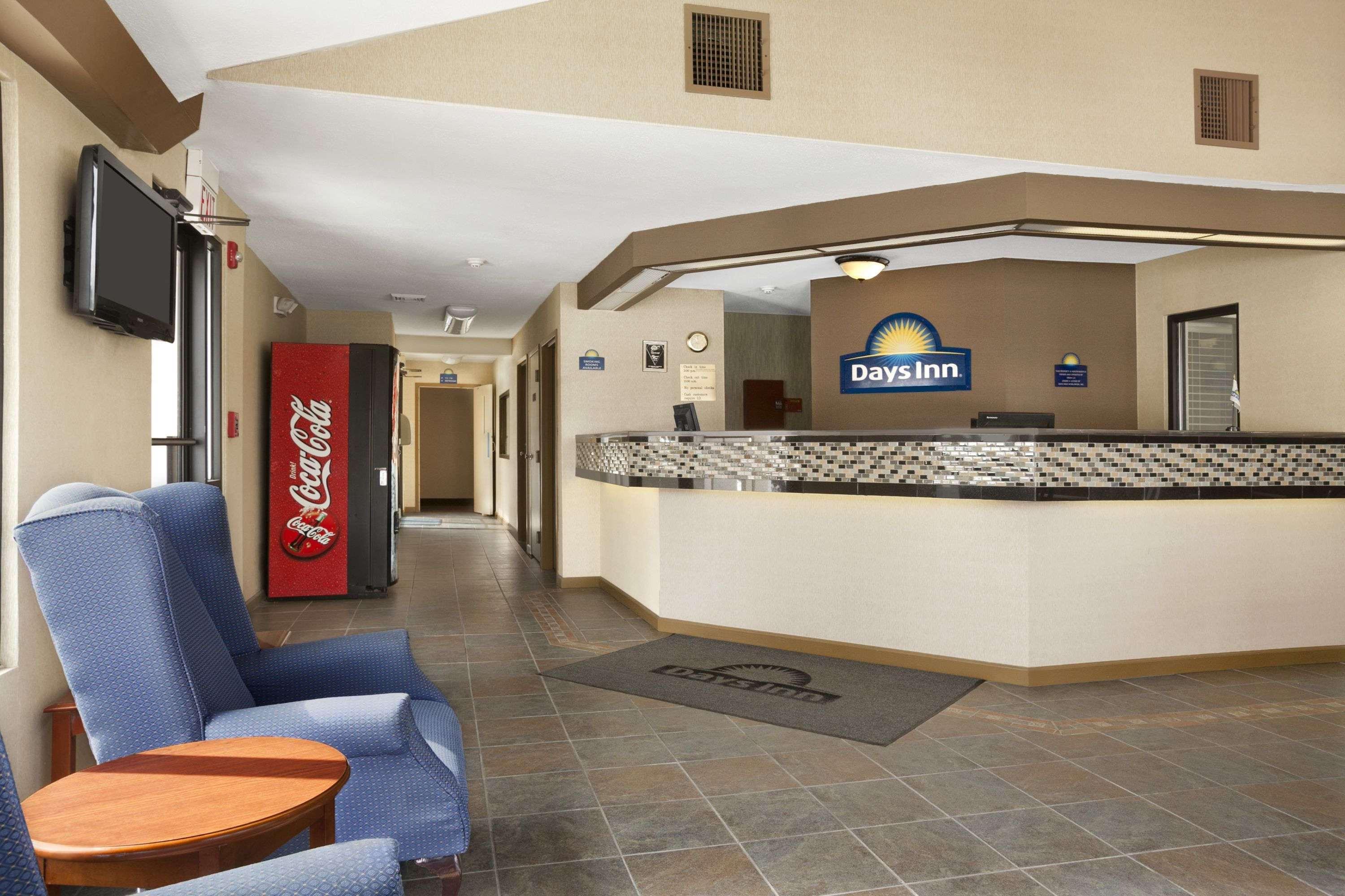 Vista Lobby Days Inn by Wyndham Middletown