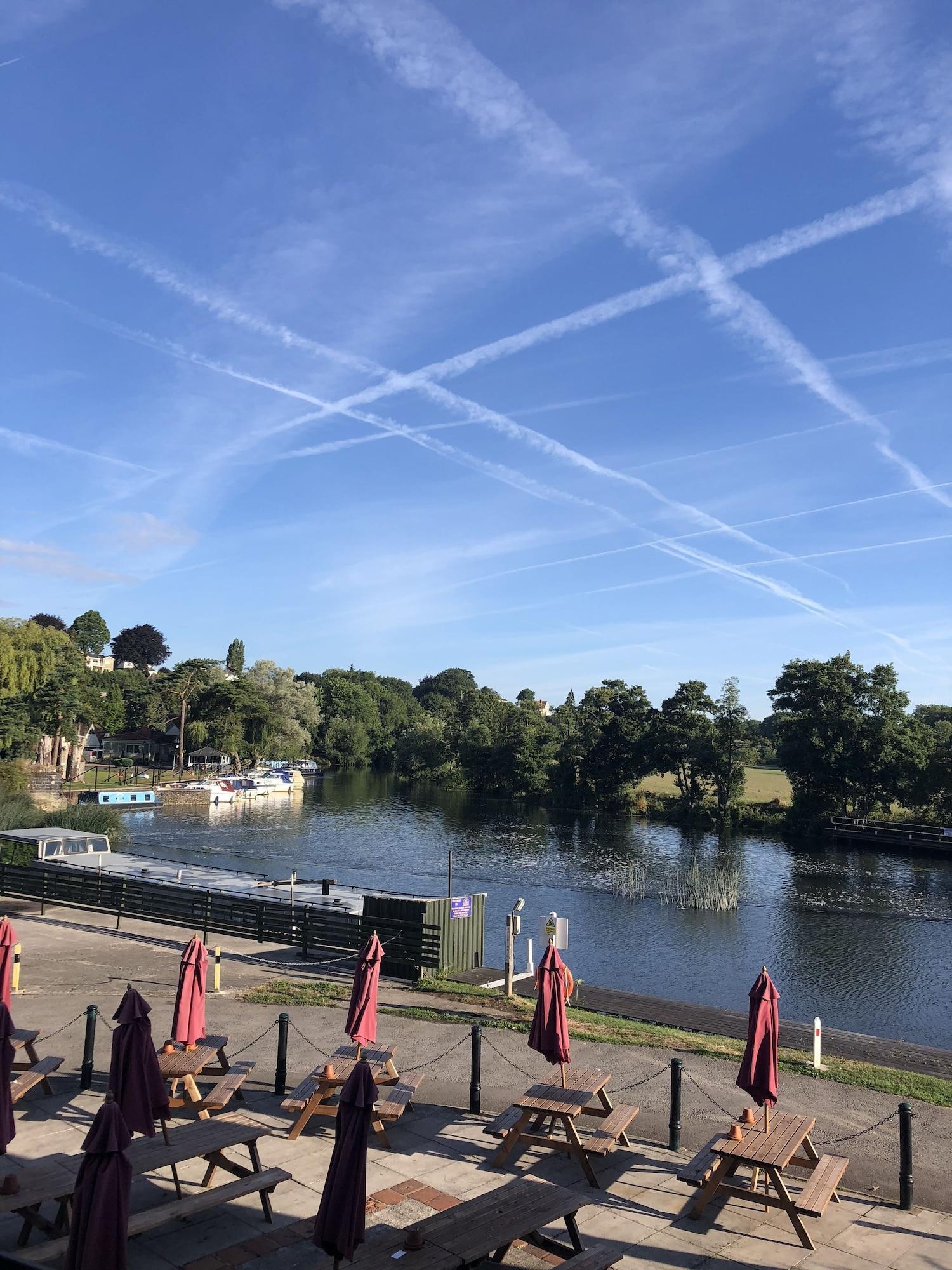 Varios The Riverside Inn