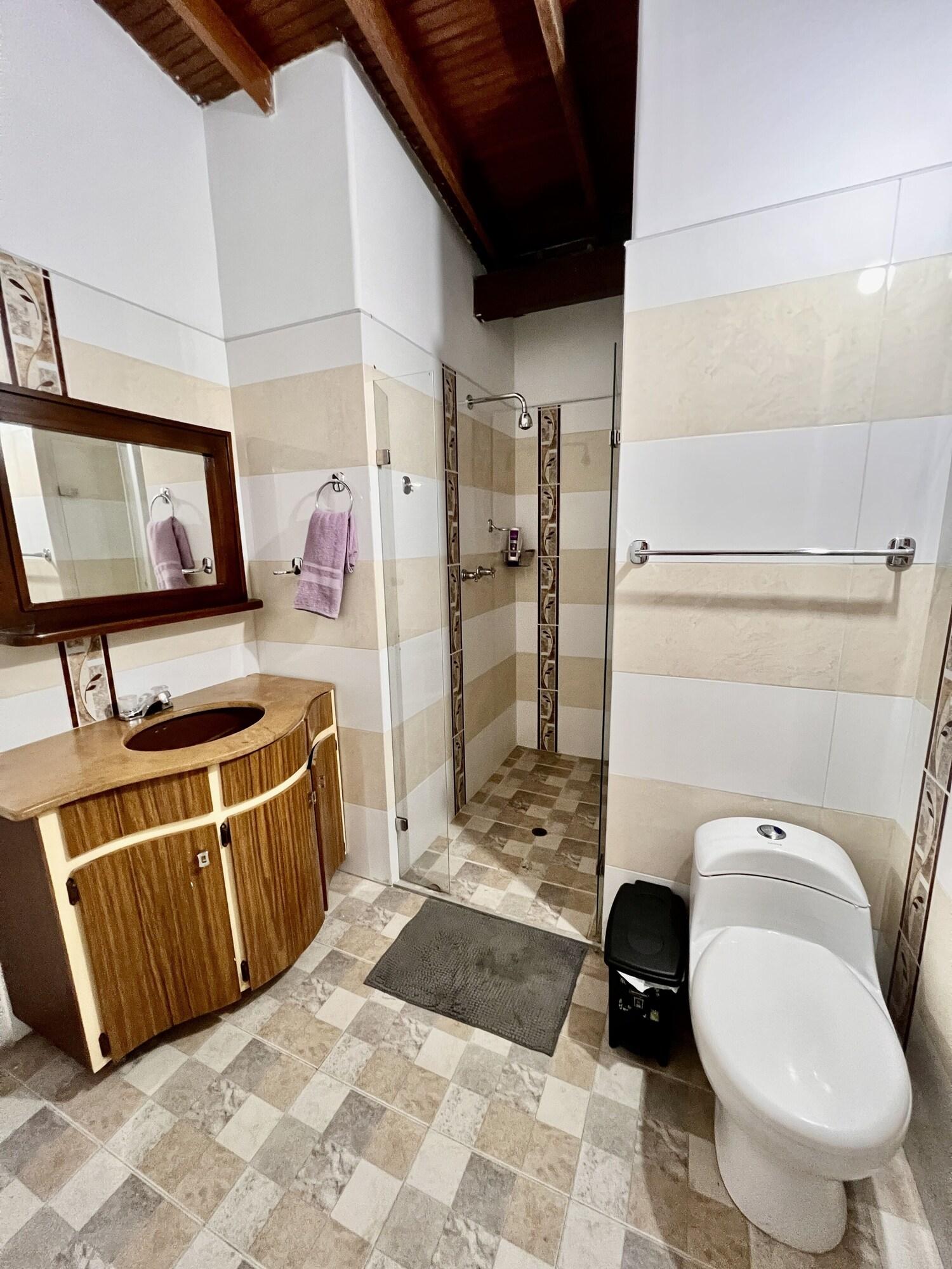 Equipamiento de Habitación Sereni Laureles Hotel Cafe