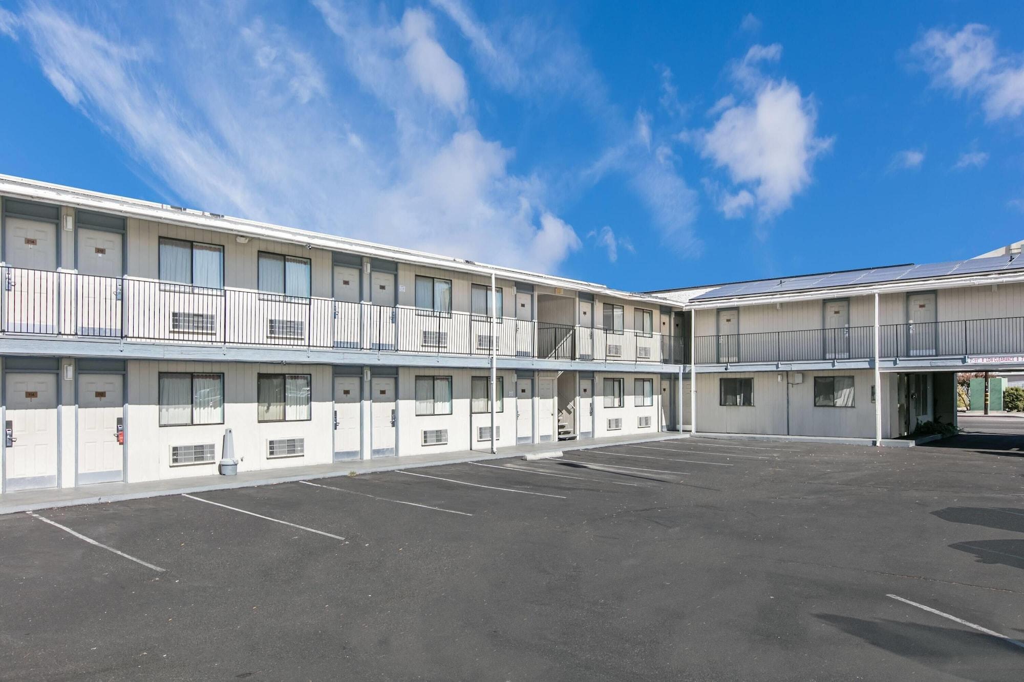 Vista Exterior Super 8 by Wyndham Bishop