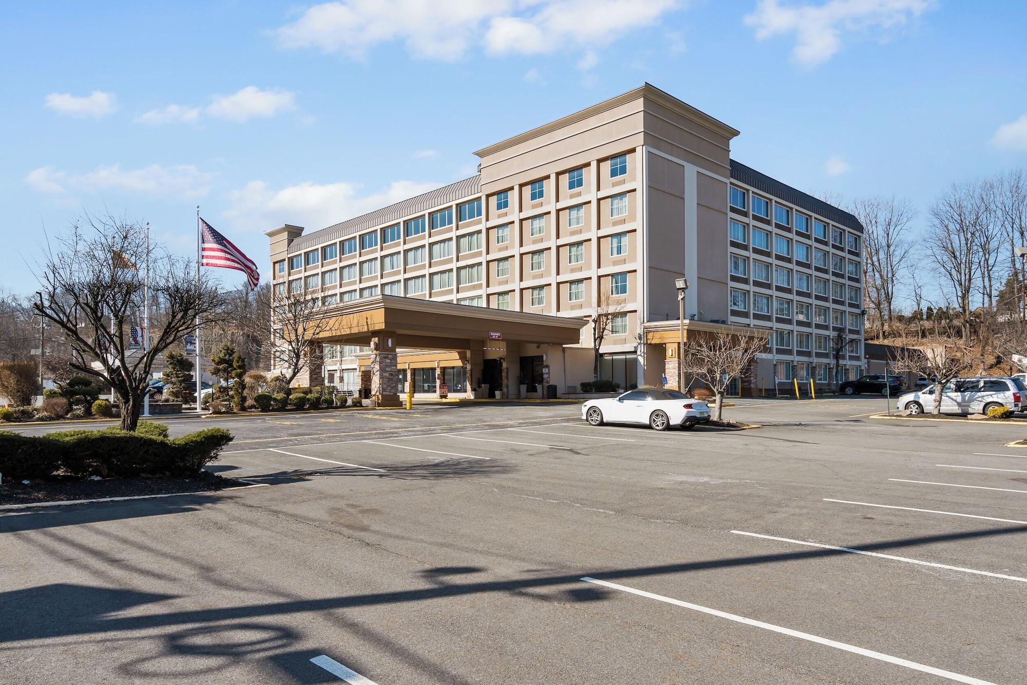 Varios Executive Inn - Fort Lee