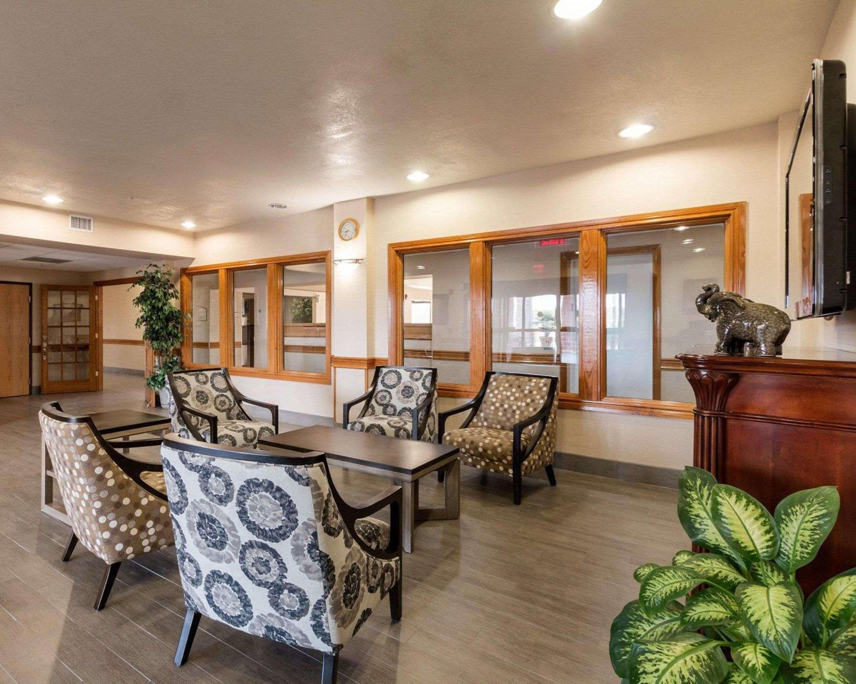 Vista Lobby Quality Inn Buffalo