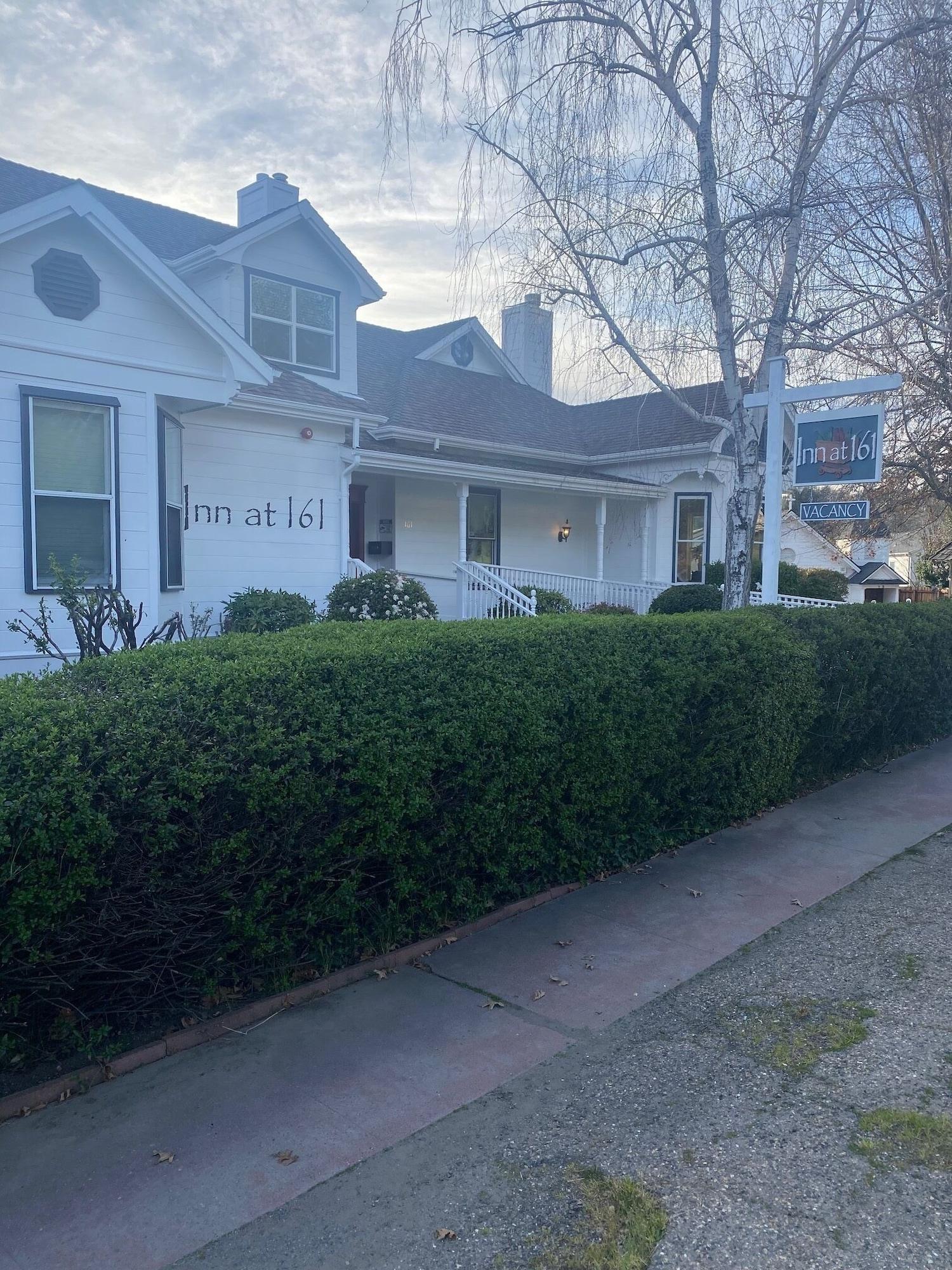 Varios Inn at 161