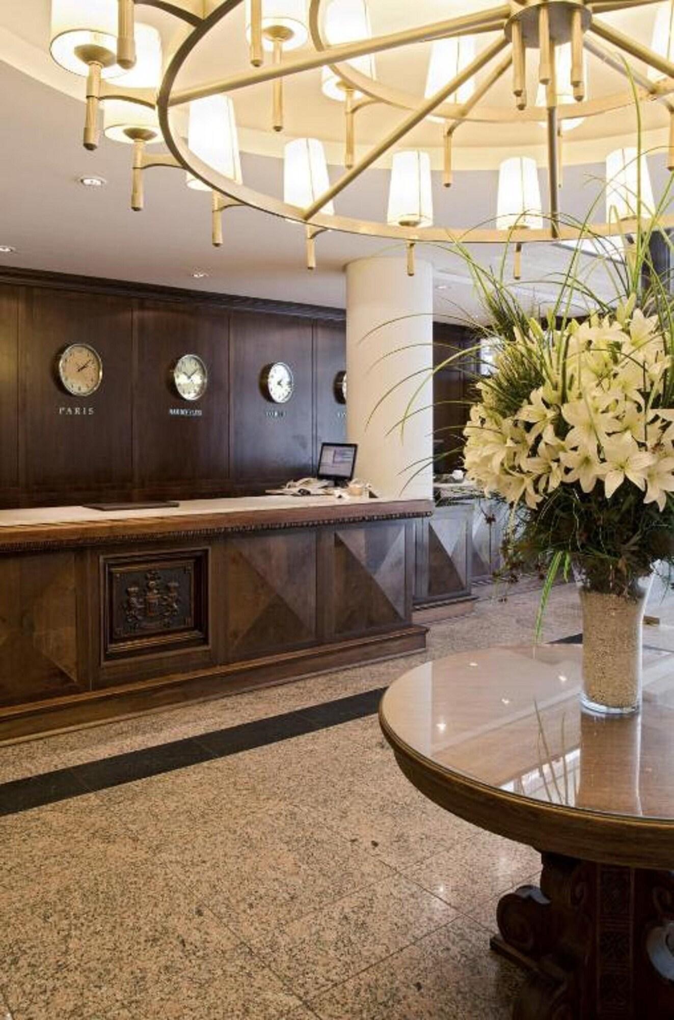 Vista Lobby Dos Reyes Hotel