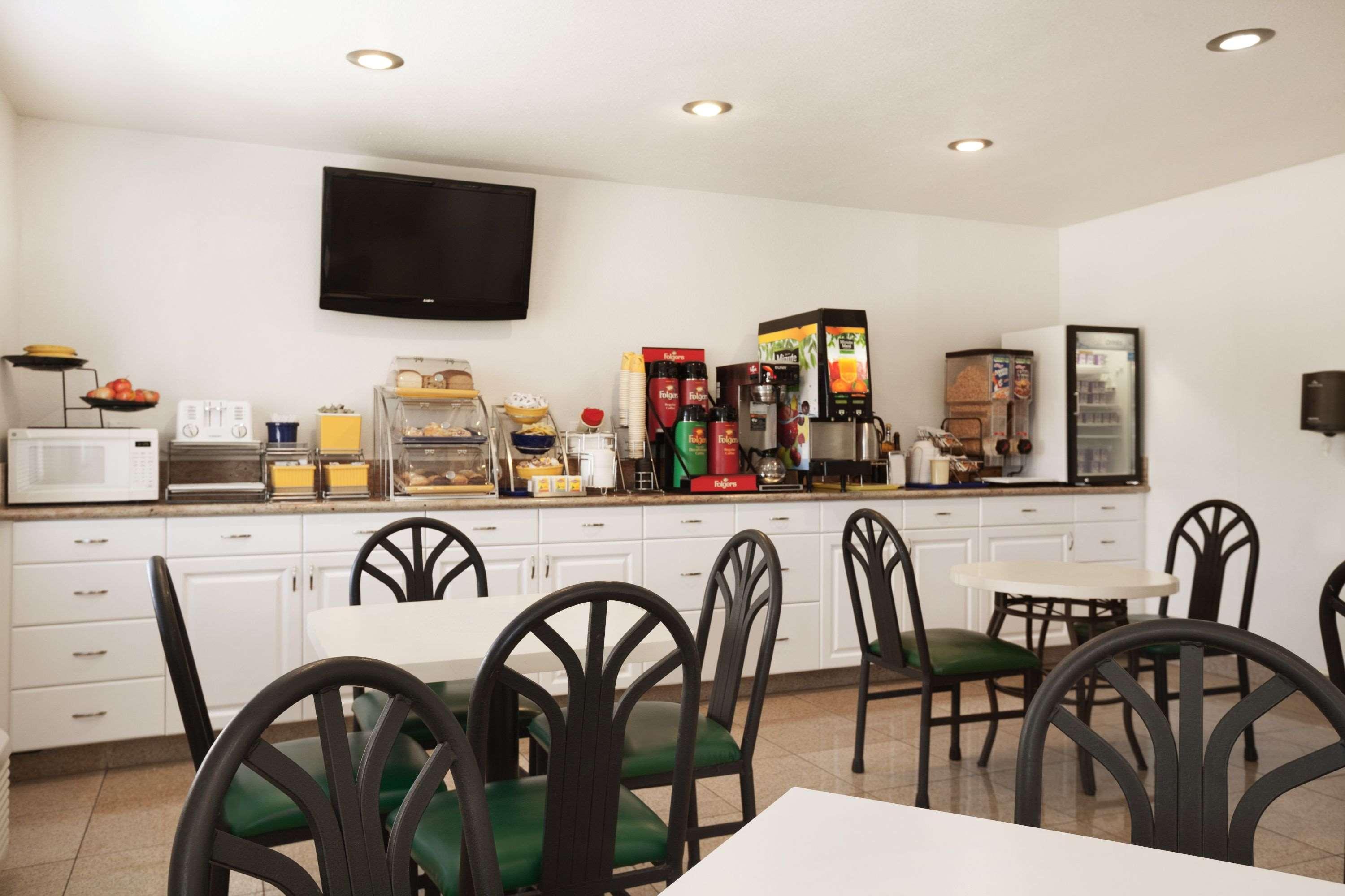 Restaurant Days Inn by Wyndham Oceanside