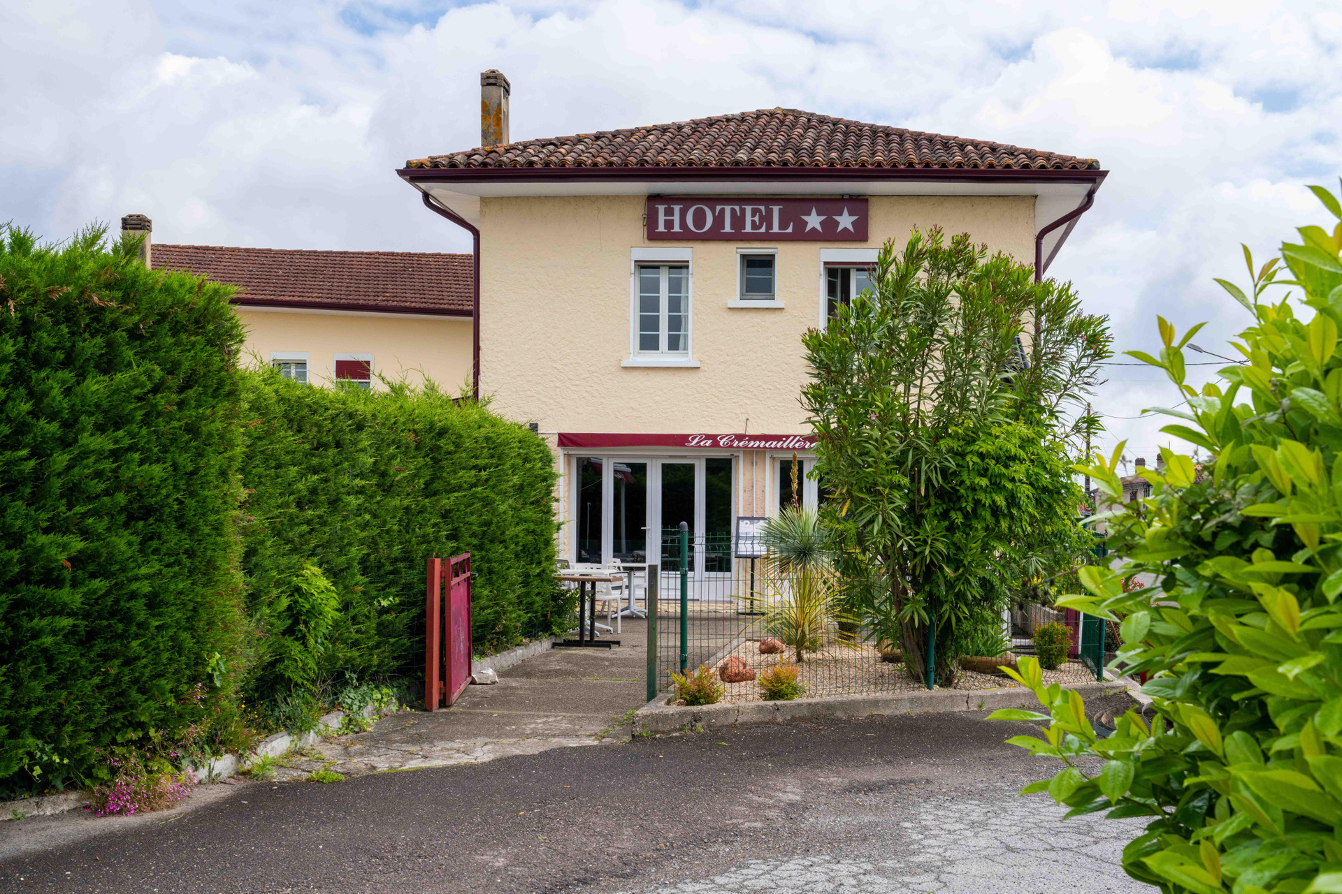 Vista Exterior Logis Hôtel La Crémaillère