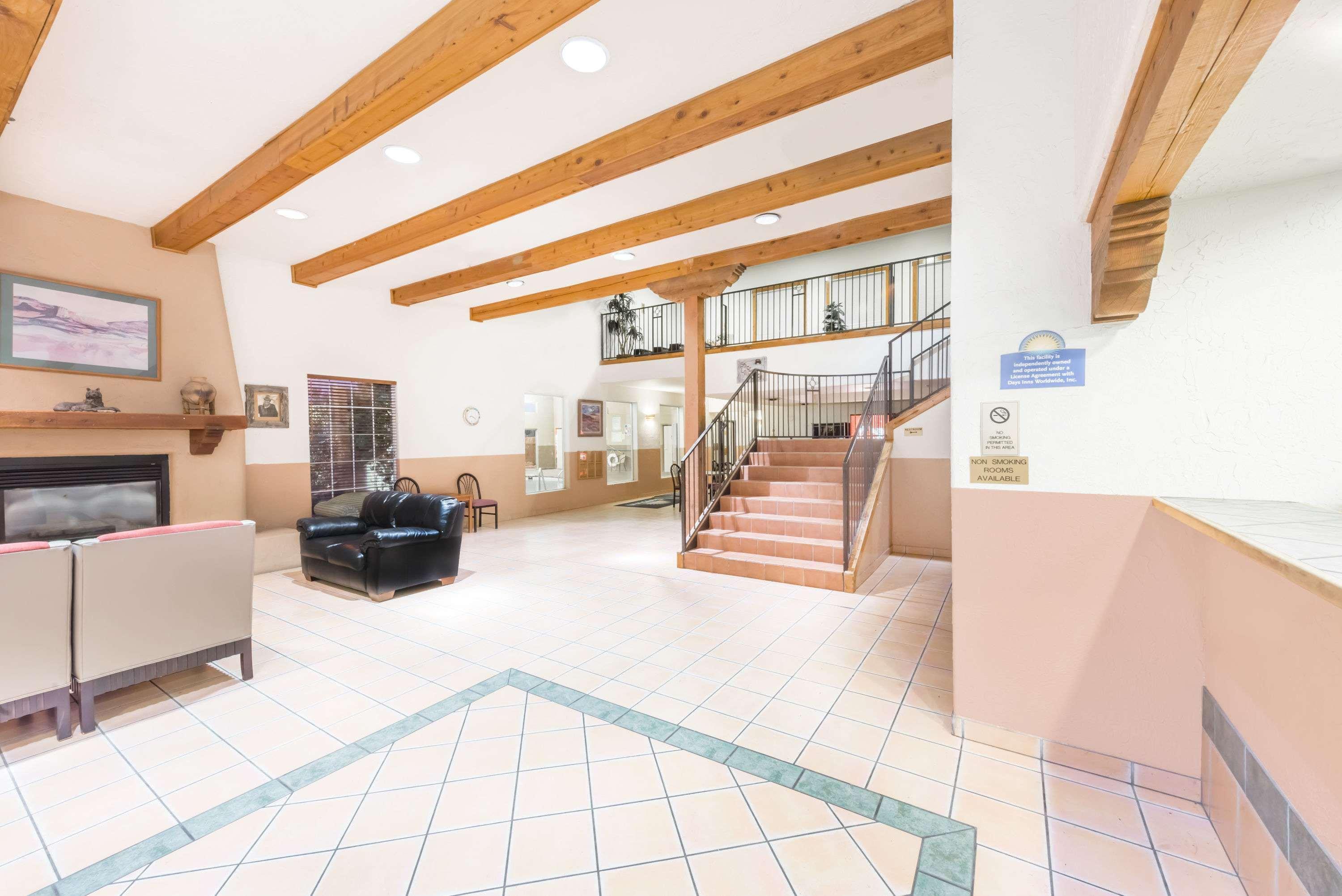 Vista Lobby Days Inn & Suites by Wyndham Lordsburg