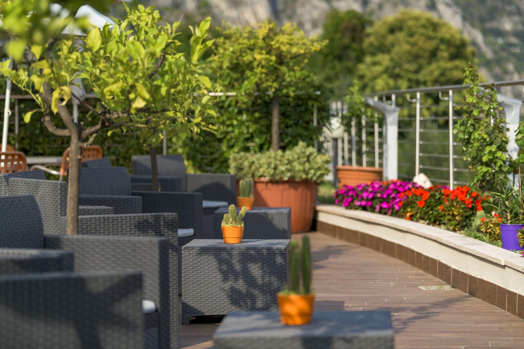Bar/Salón Garda Suite Hotel - Adults Only