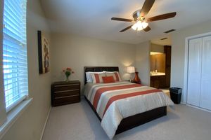 Alquiler Vacacional - Stay near La Plaza Mall and many restaurants!