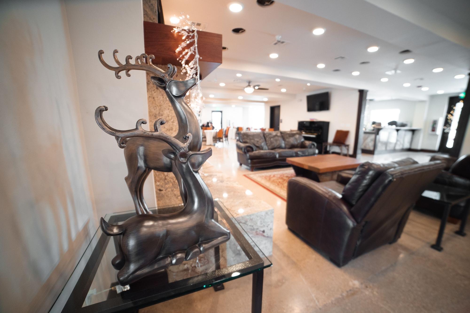 Vista Lobby Iron Springs Adventure Resort & RV Park