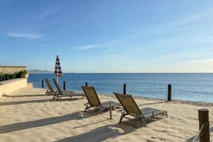 Alquiler Vacacional - Remodeled Beachfront Ground Floor Surf Condo @Las Olas, Steps from the Pool/Sand