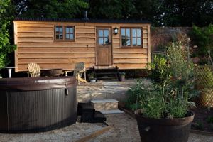 Alquiler Vacacional - Luxury Shepherds Hut with hot tub and WiFi in rural location near Bath +Bristol