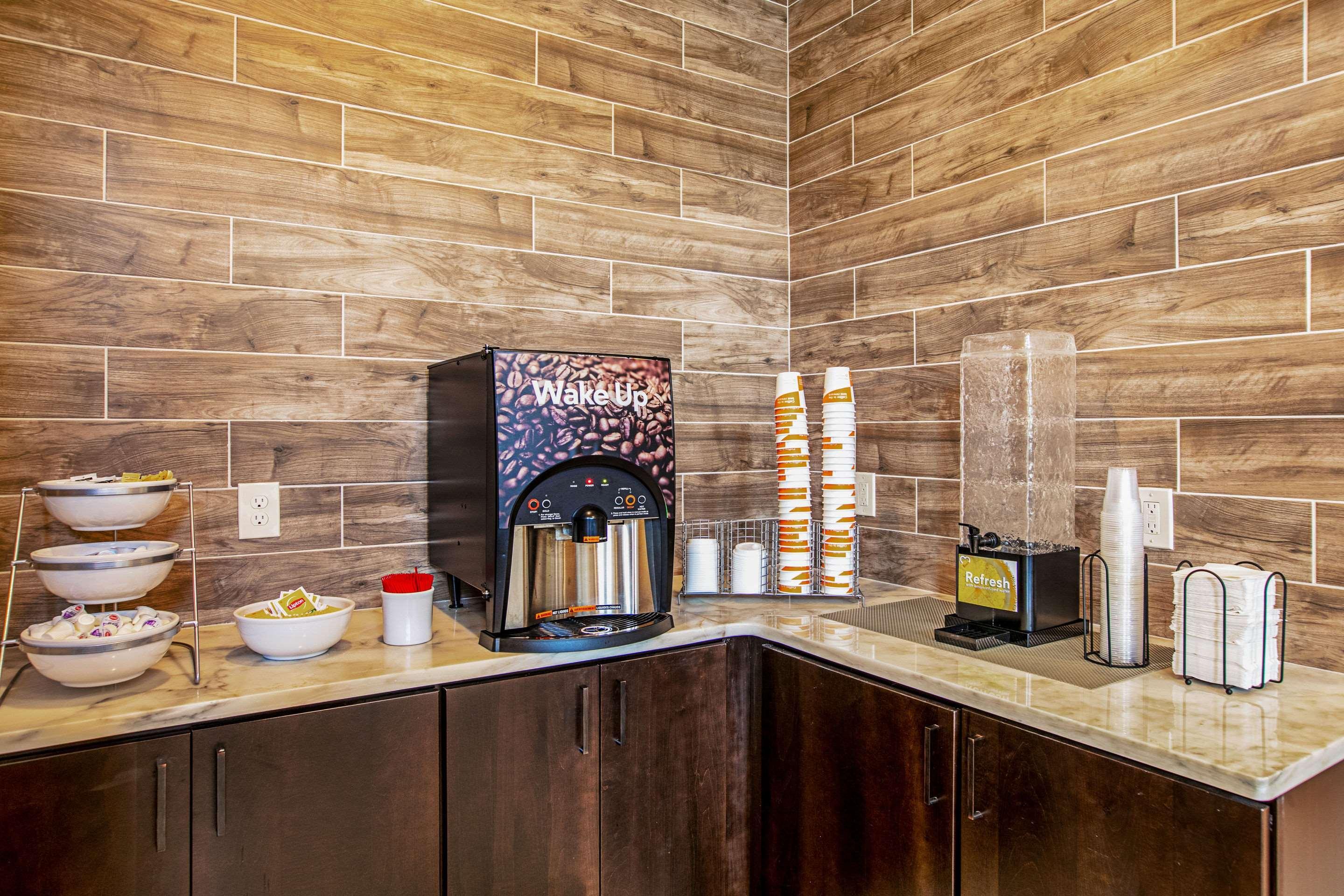 Restaurant Comfort Suites Fishkill near Interstate 84