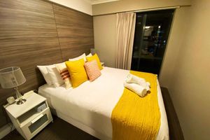 Alquiler Vacacional - 2 Bed 2 Bath Apartment in Braddon ACT - Pool, Gym, 1 Car Space