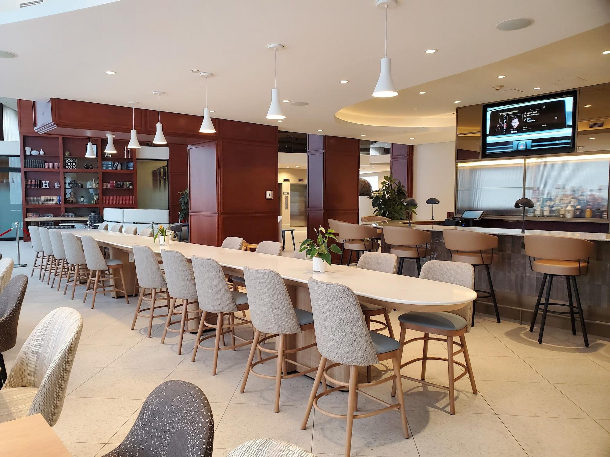 Restaurant Holiday Inn Hotel & Suites Montreal Airport by IHG
