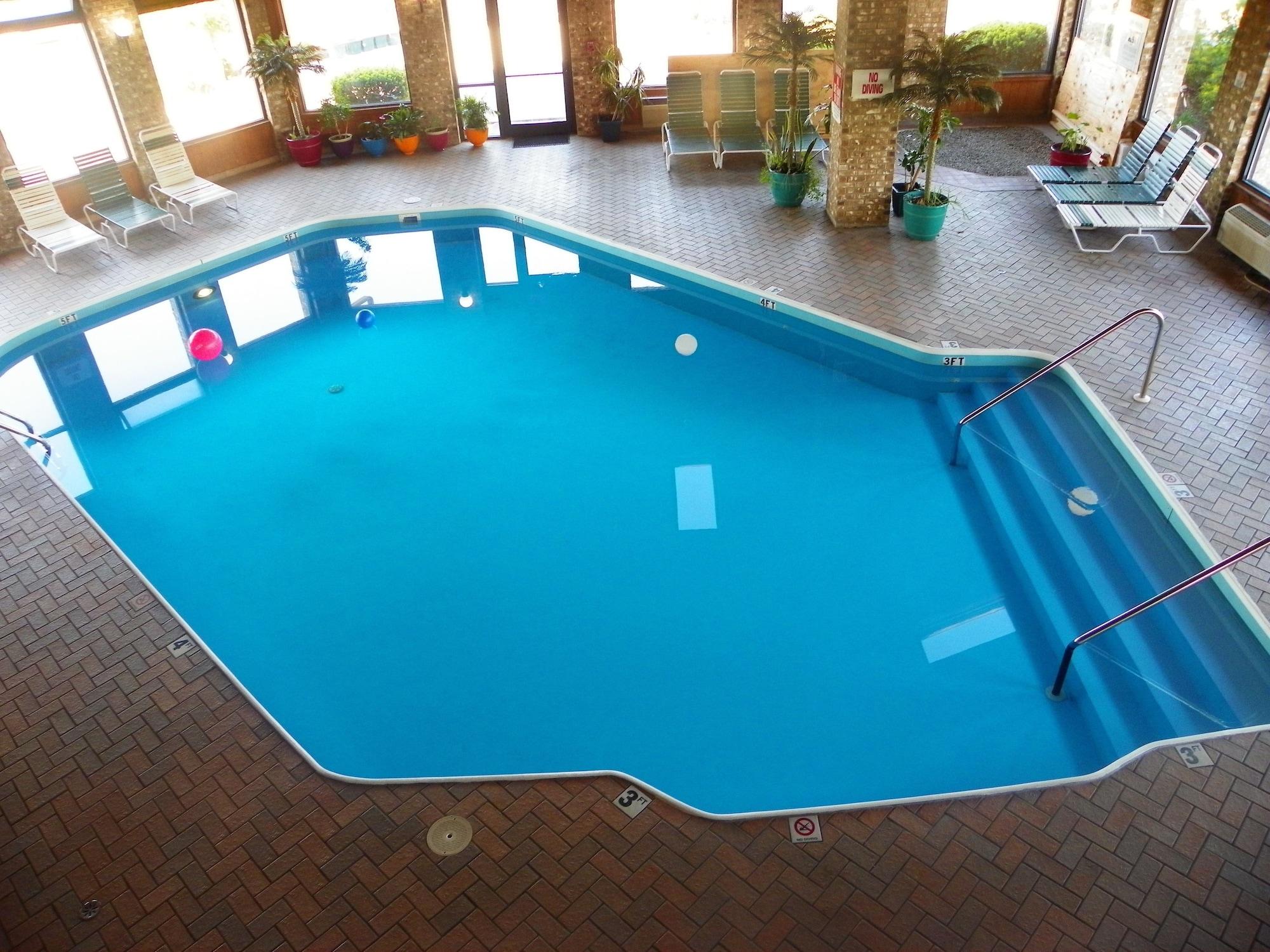 Vista Piscina Royalton Inn & Suites