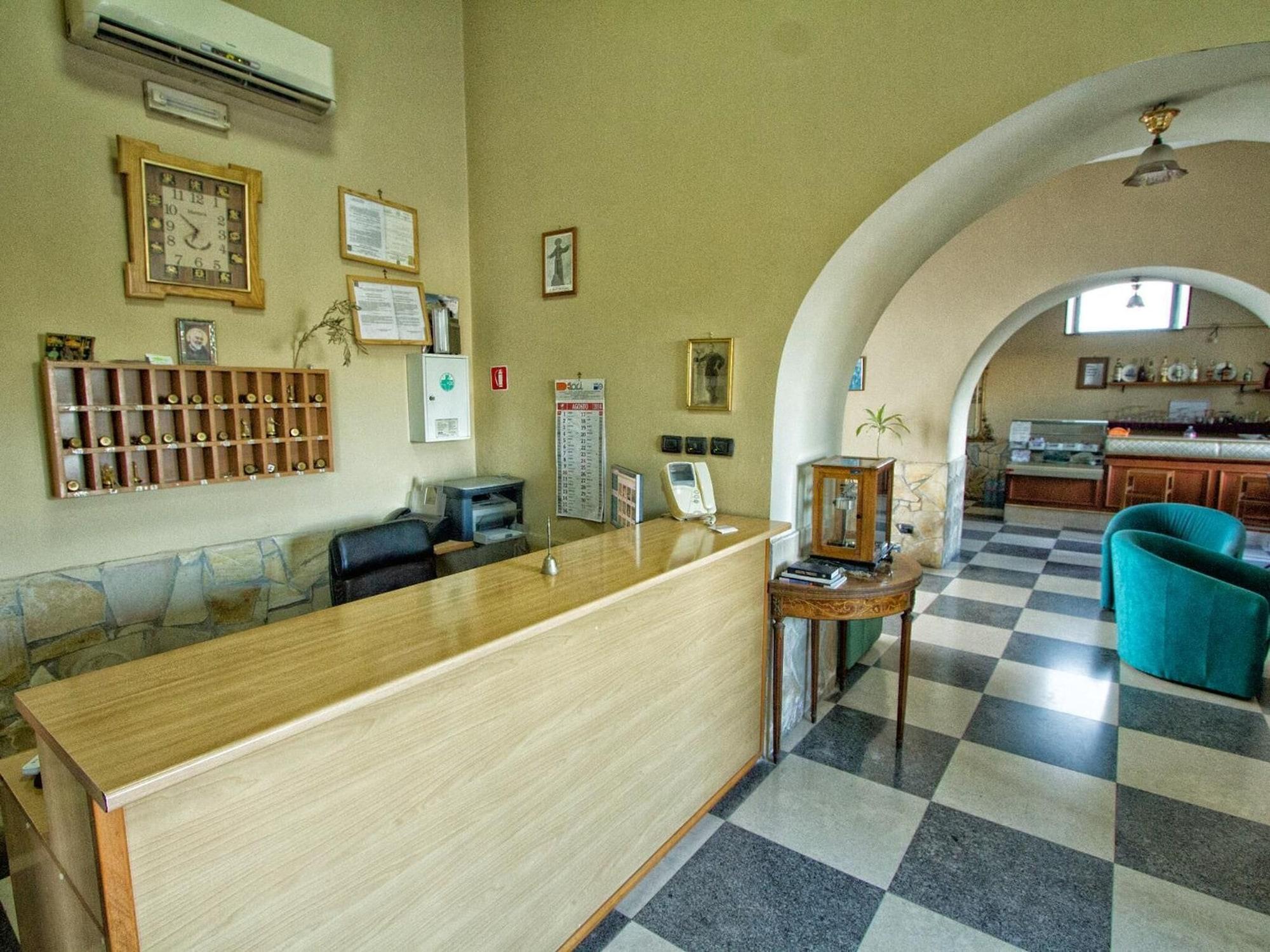 Vista Lobby Hotel Silverado