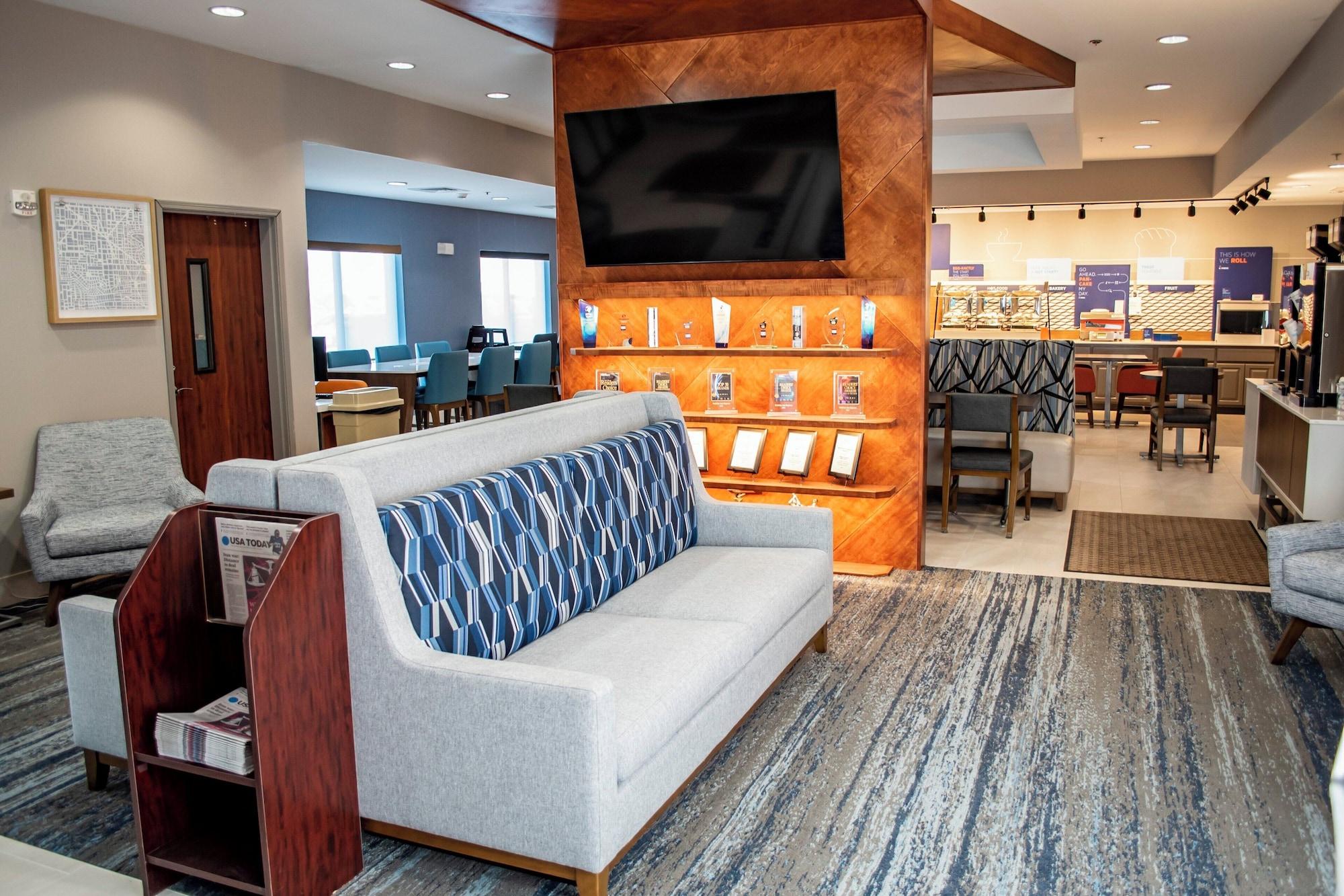 Vista Lobby Holiday Inn Express and Suites Mason City by IHG