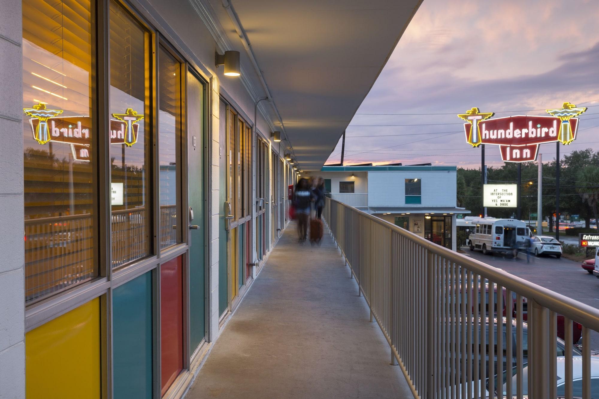 Vista Exterior Thunderbird Inn