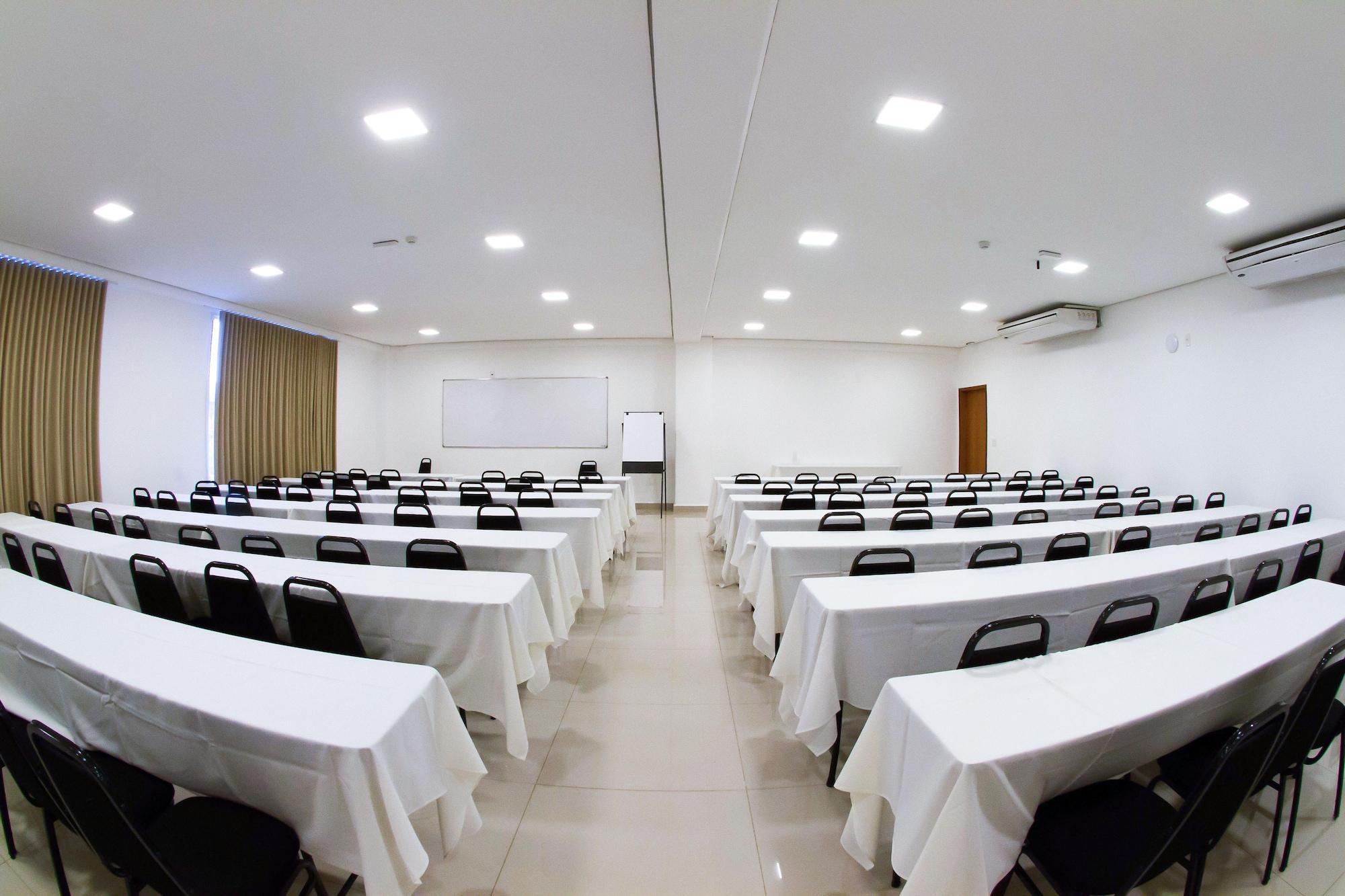 Sala de Reuniones Ipê Center Hotel