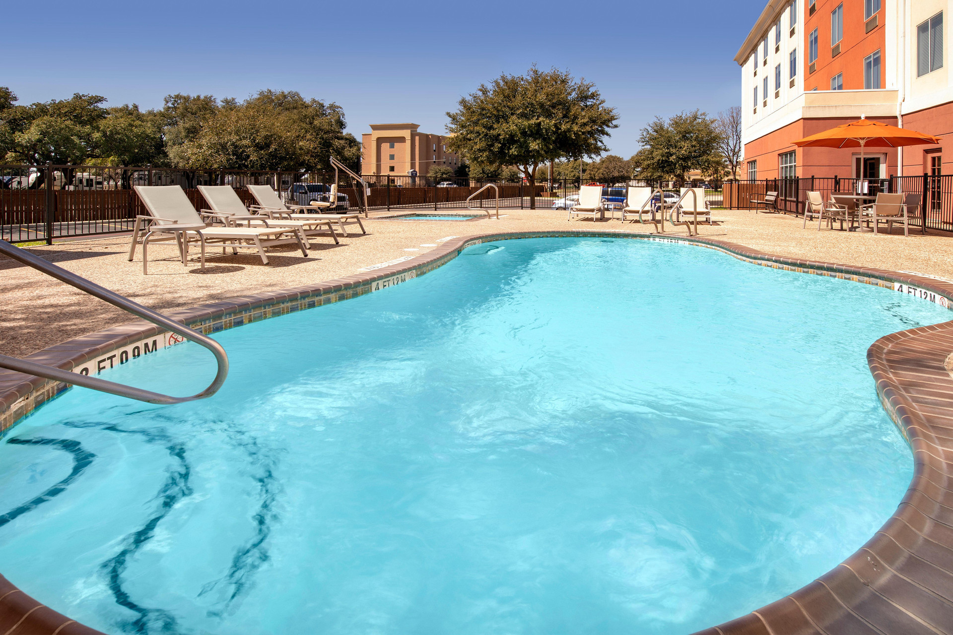 Vista Piscina Holiday Inn Express Hotel & Suites Uvalde by IHG