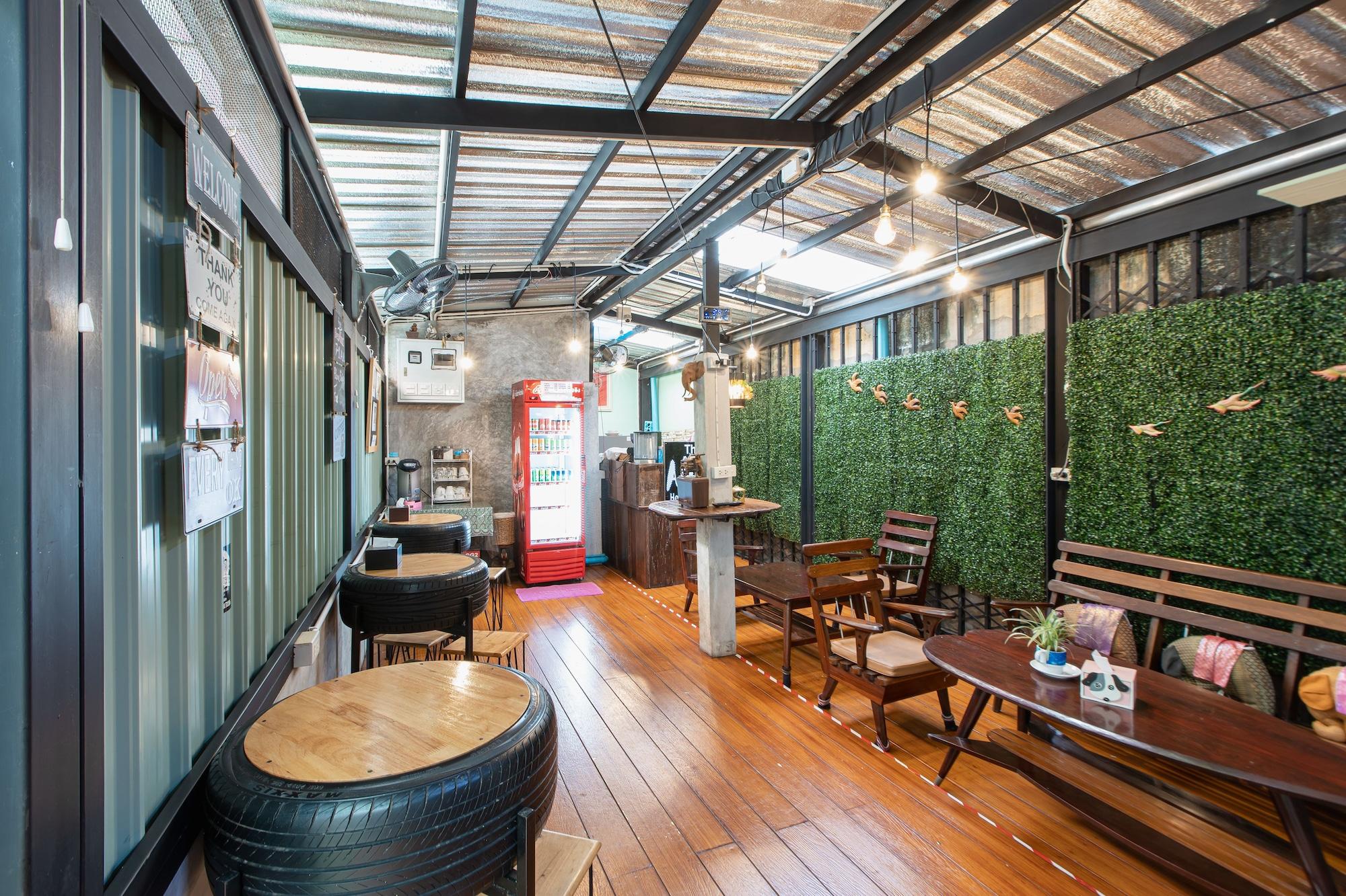 Restaurant The Alley Hostel & Bistro