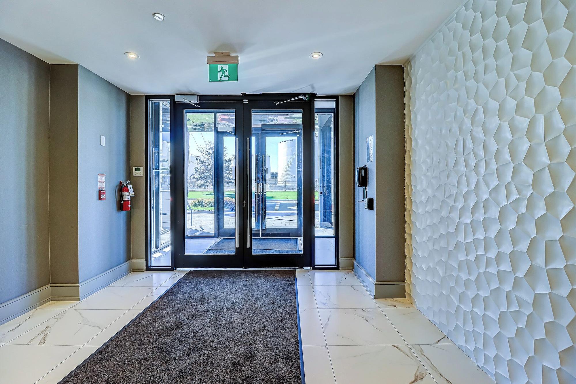 Vista Exterior Dream Suites Near YYZ Airport