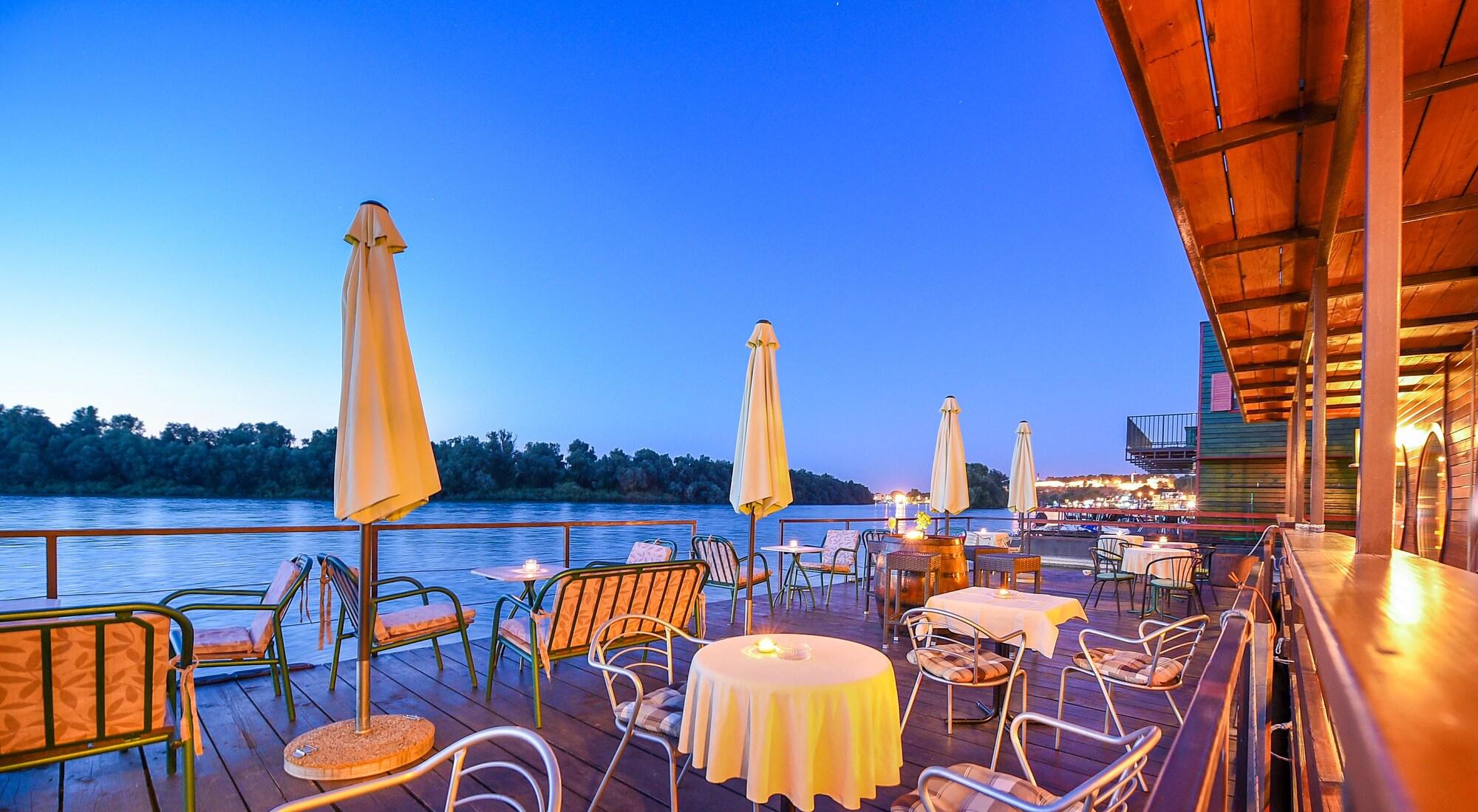 Varios San Art Floating Hostel&Apartments