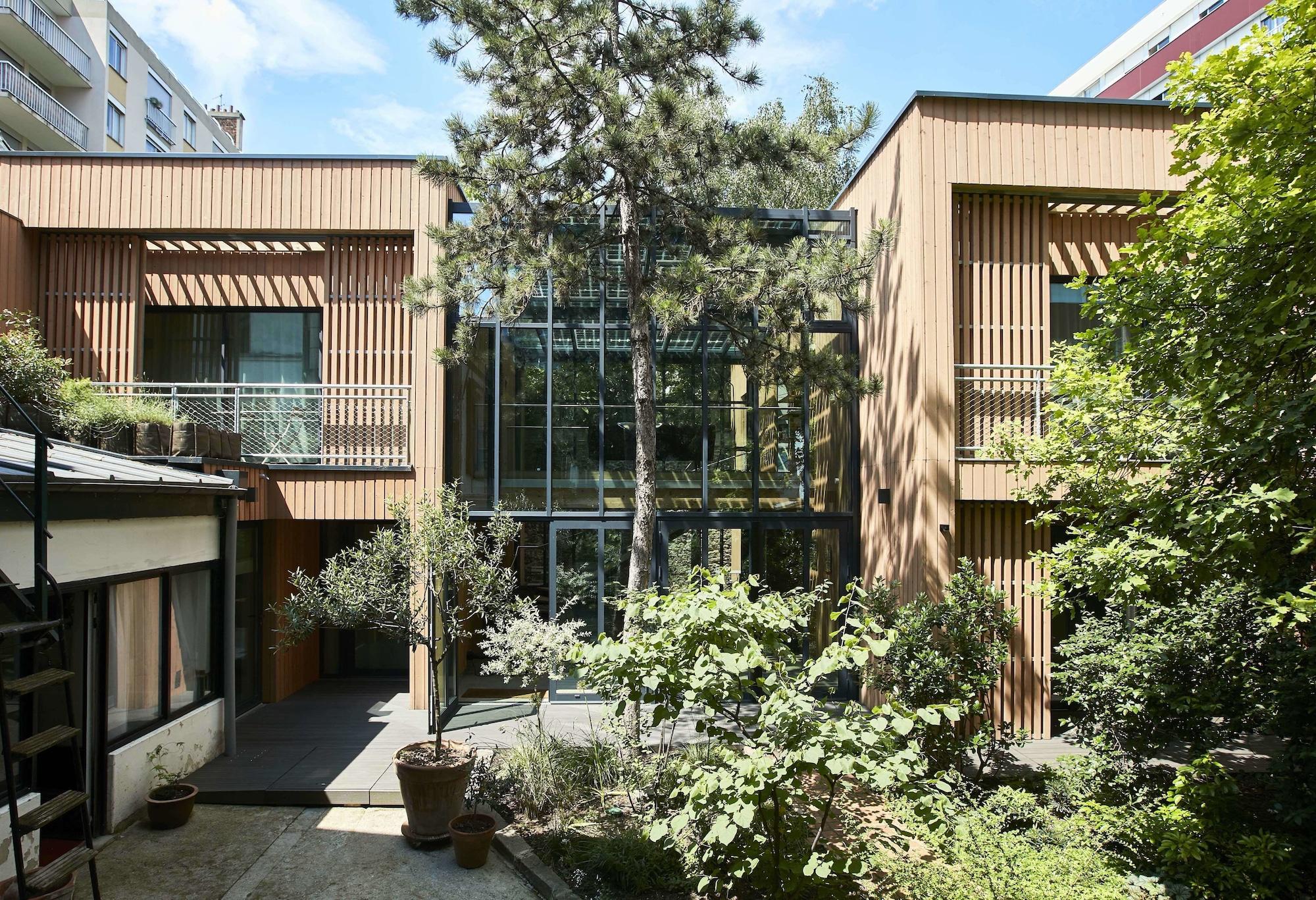 Varios Eden Lodge Paris