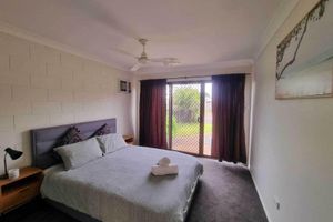 Hospedagens - Cosy & Convenient: pools, shops, uni, hospital