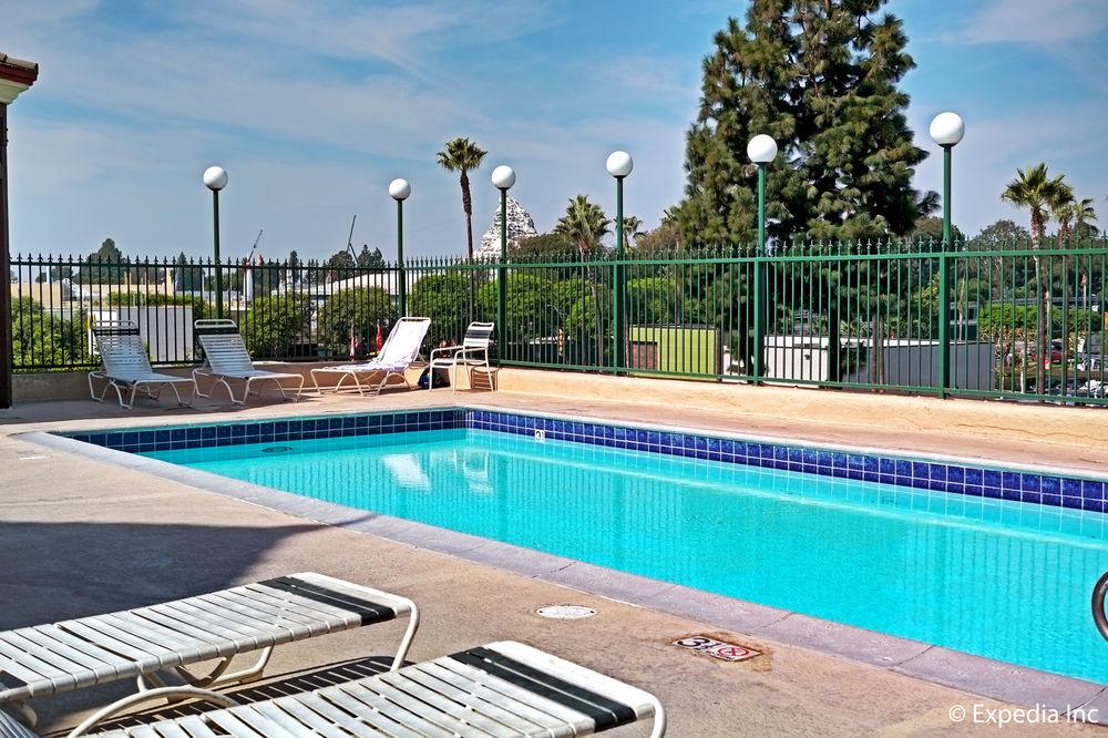 Vista da piscina Anaheim Camelot Inn & Suites