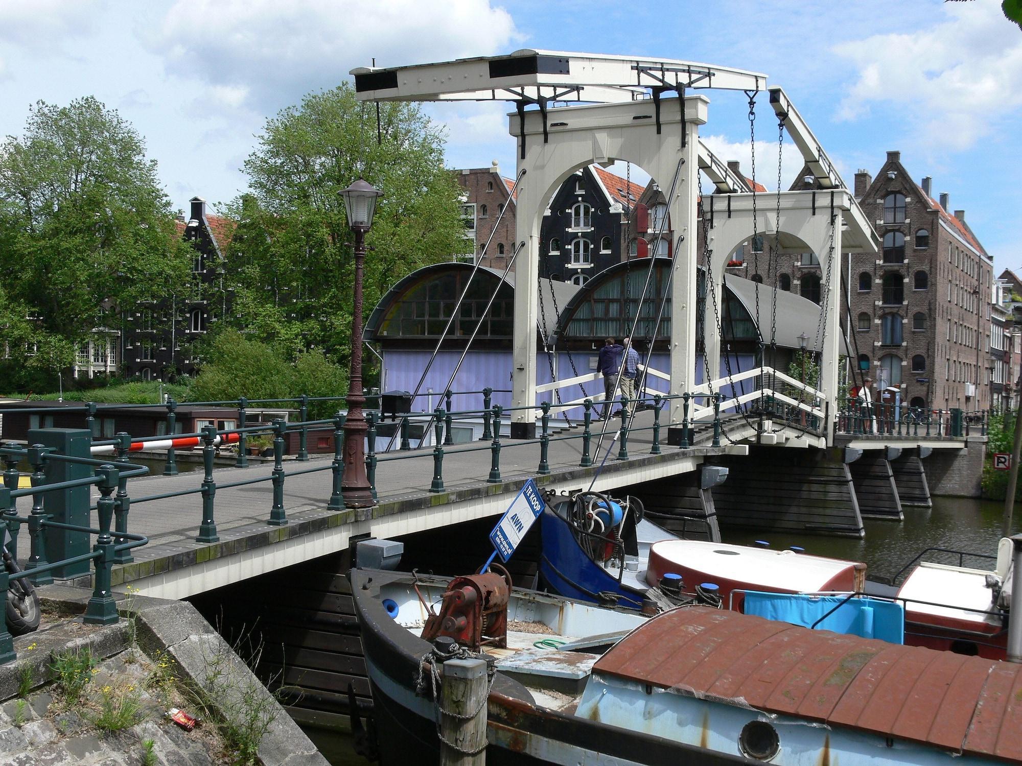Vista Exterior YAYS Amsterdam Salthouse Canal by Numa
