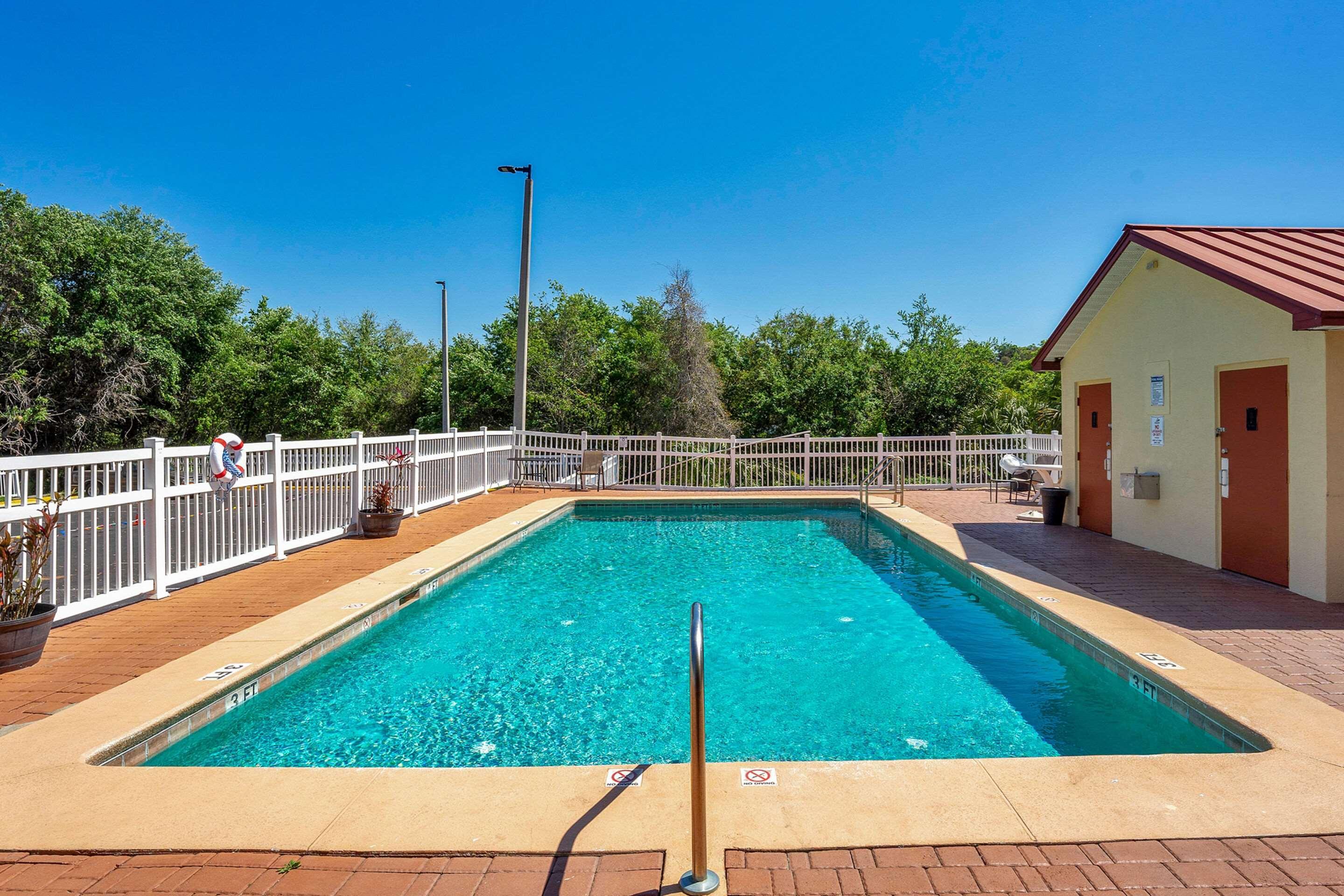 Vista Piscina Sleep Inn Leesburg Chain Of Lakes